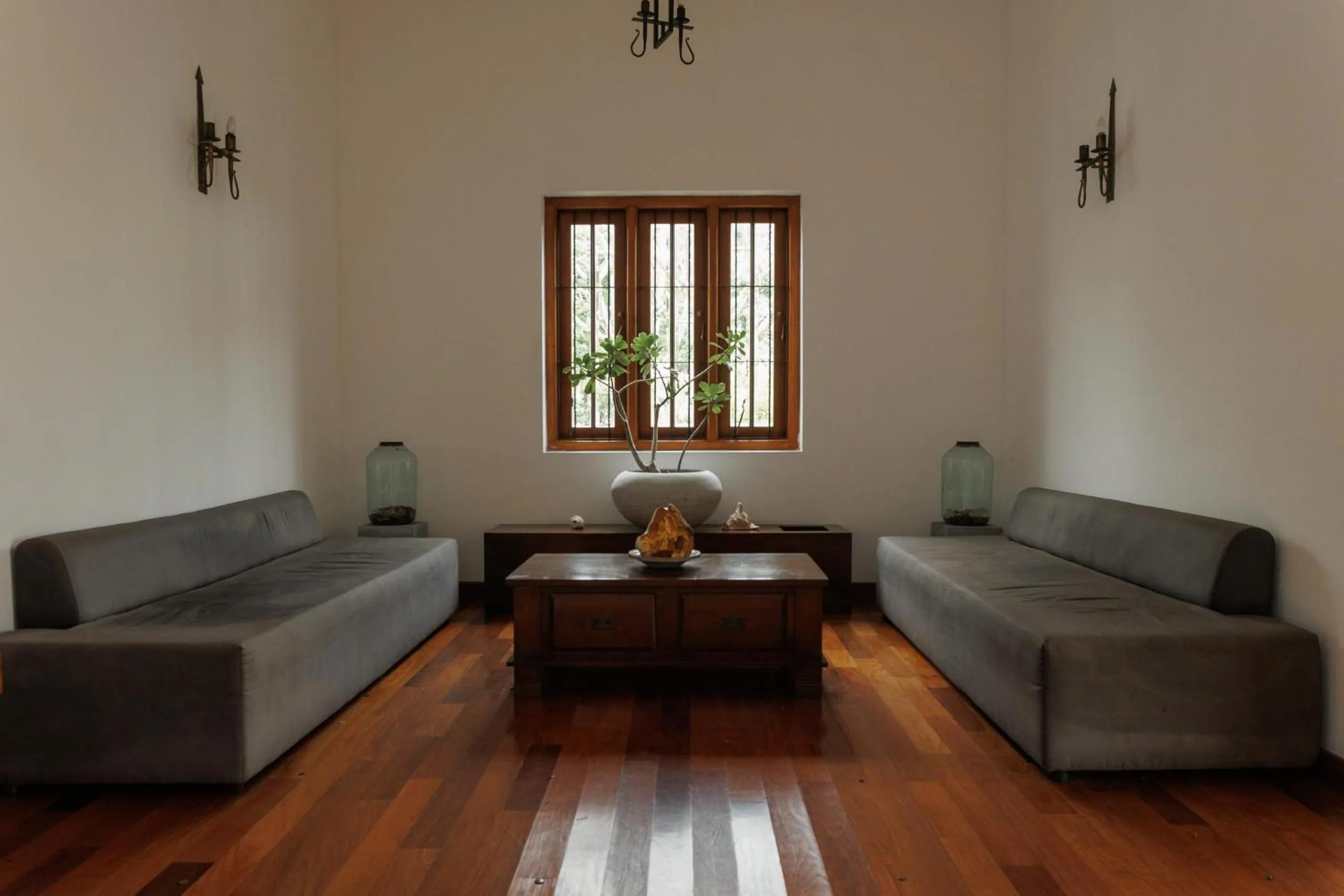 Property building in Villa White Queen Resort & Spa