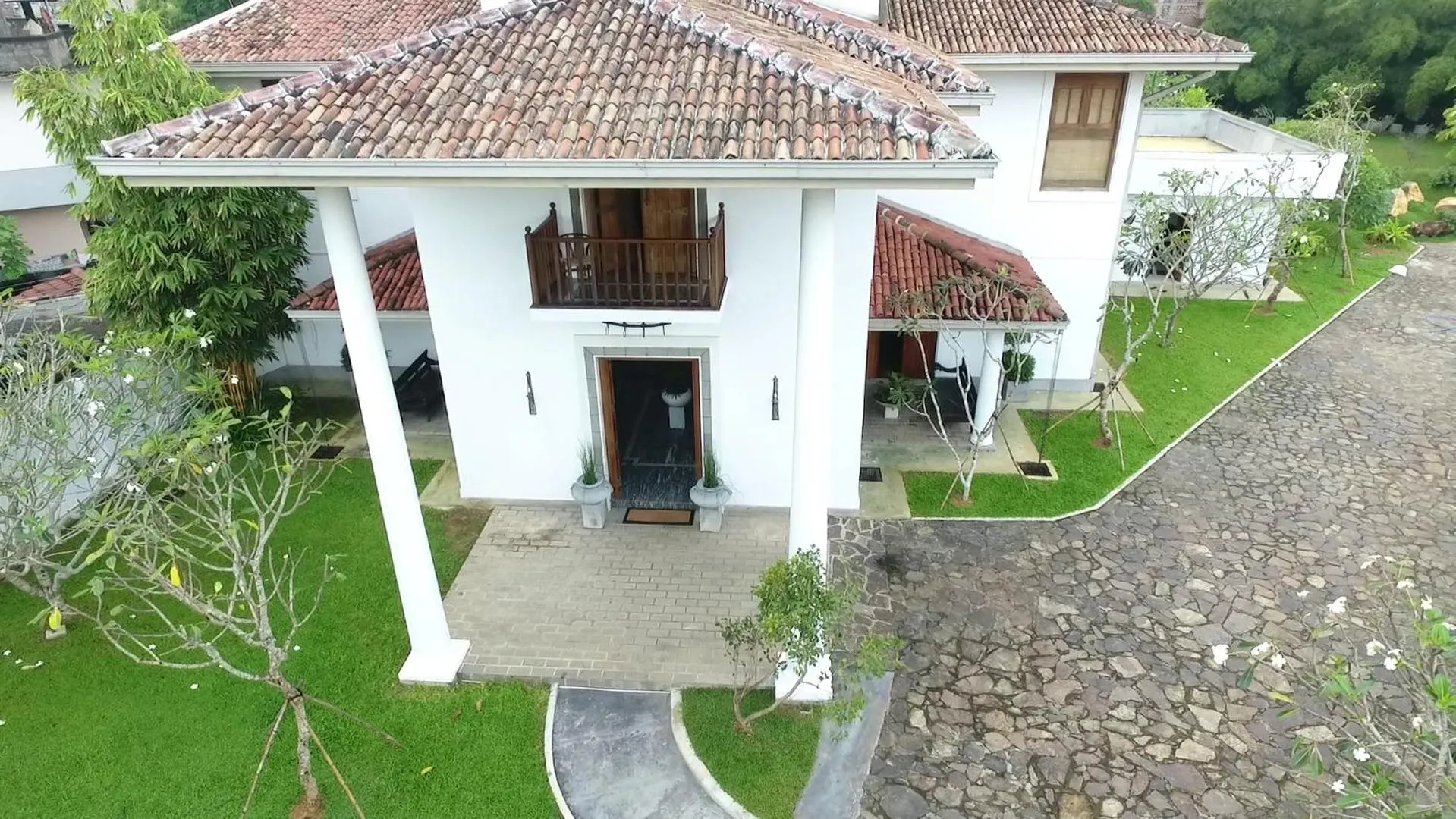 Property building in Villa White Queen Resort & Spa