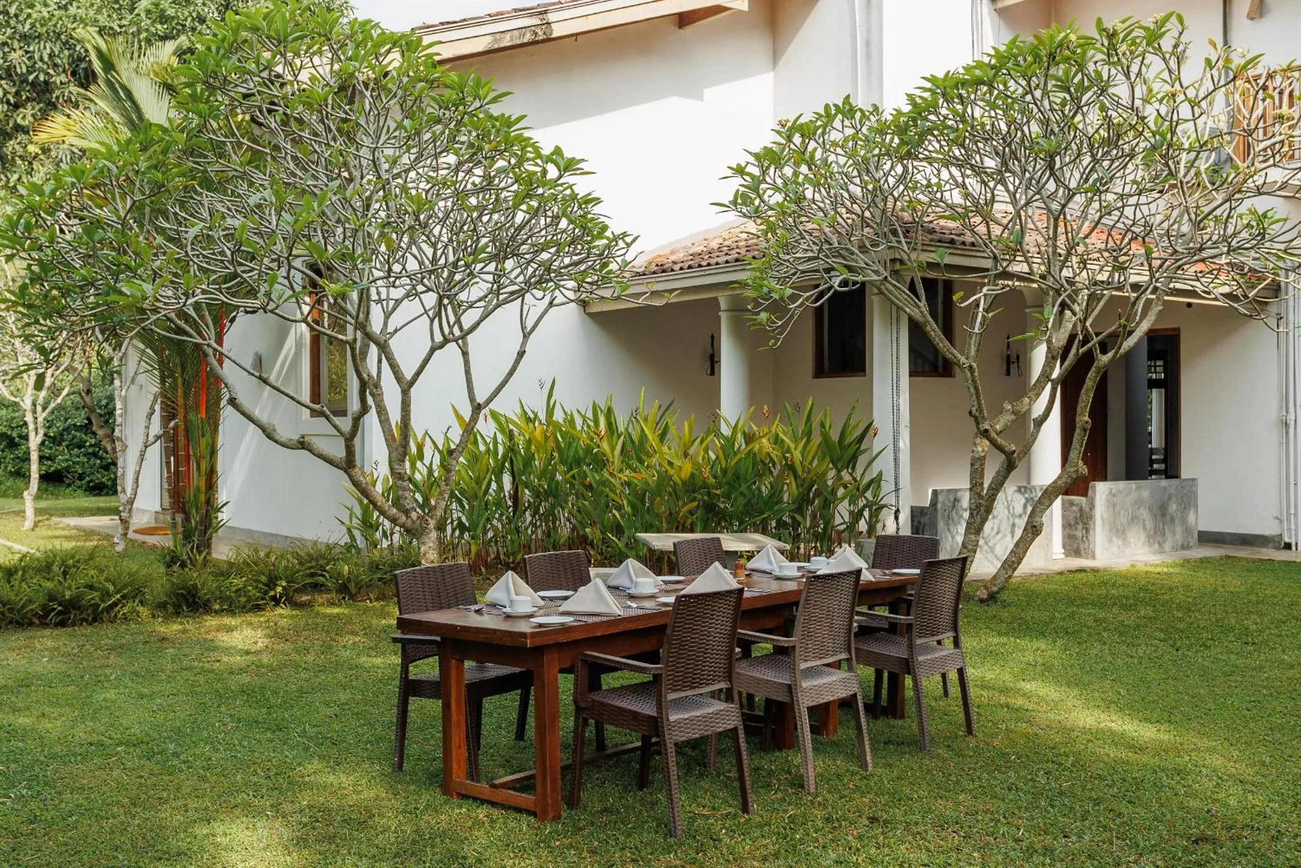 Property building in Villa White Queen Resort & Spa