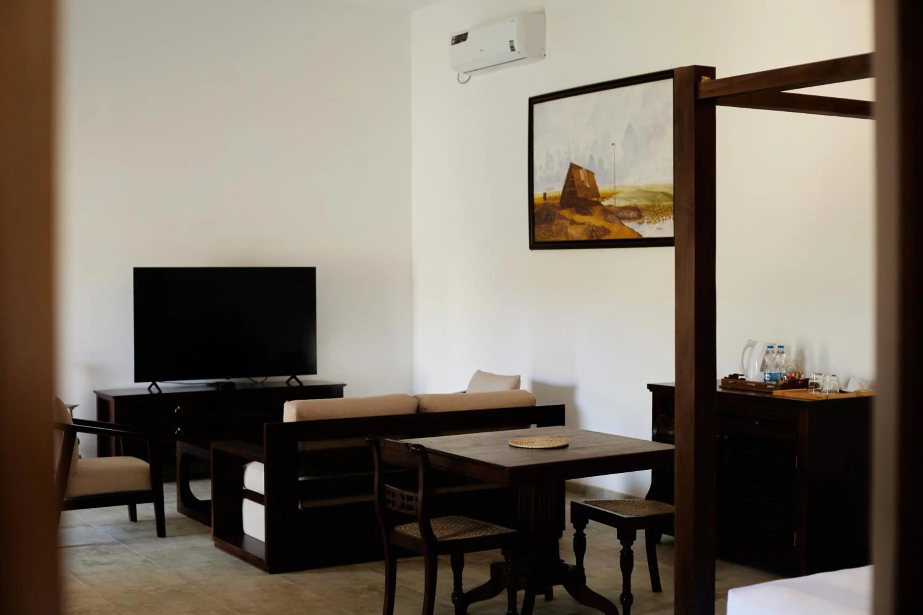 TV and multimedia in Villa White Queen Resort & Spa