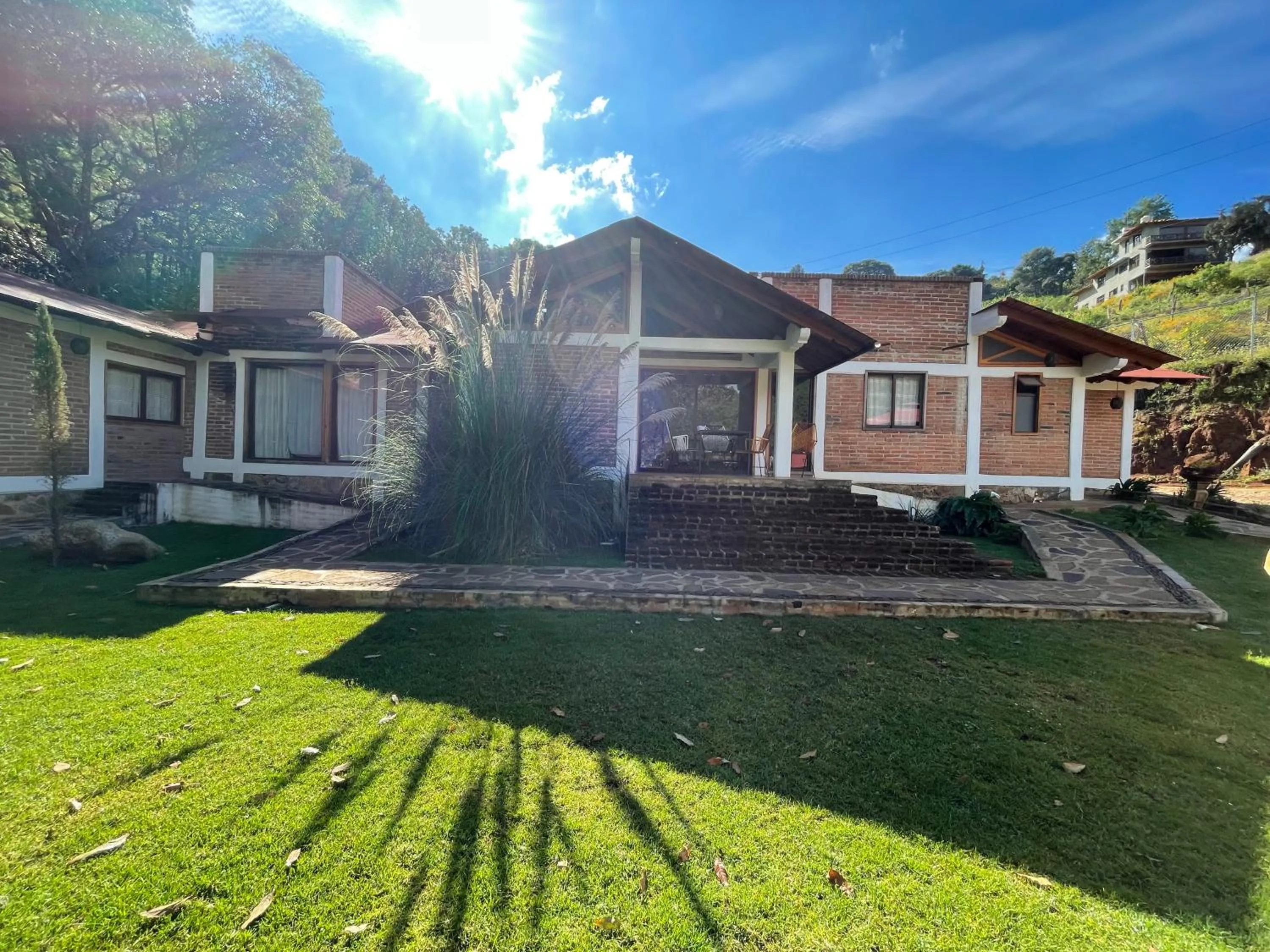 Facade/entrance in Los Pirineos