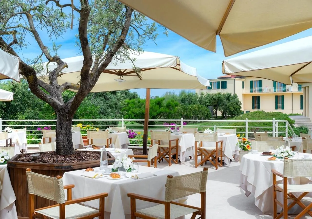 Restaurant/places to eat in Tombolo Talasso Resort