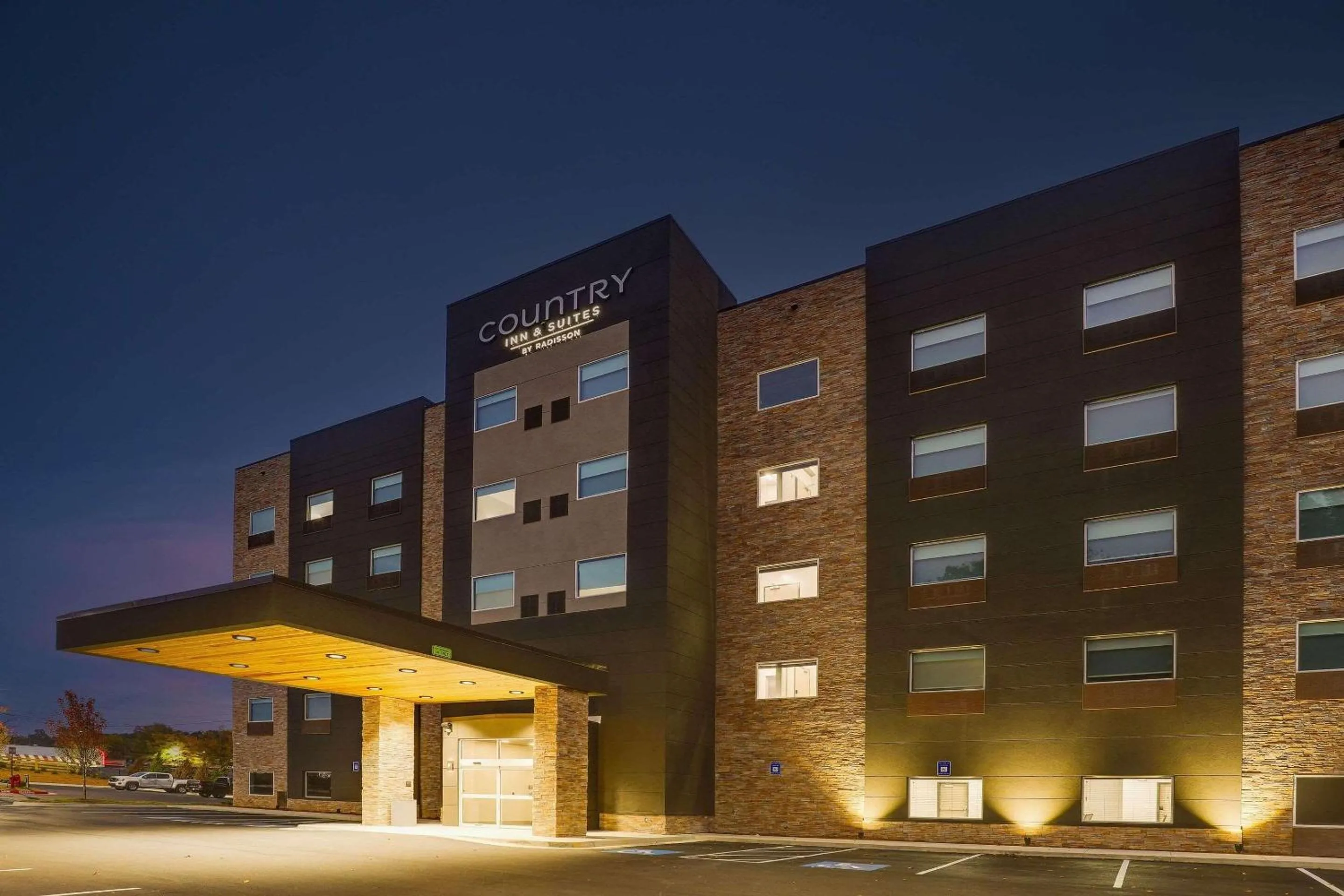 Property building in Country Inn & Suites by Radisson, Cumming near NorthSide Hospital Forsyth