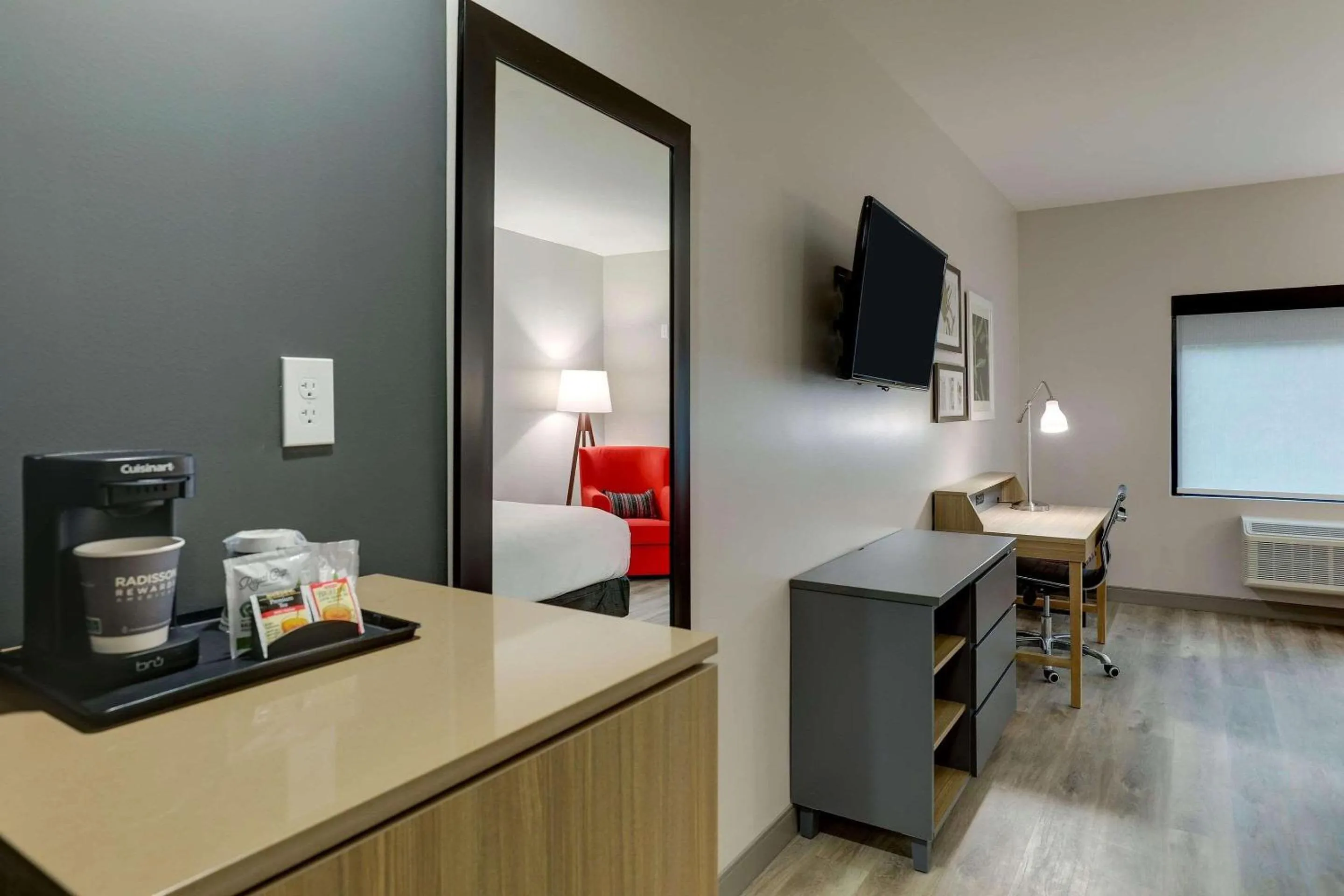 Bedroom in Country Inn & Suites by Radisson, Cumming near NorthSide Hospital Forsyth