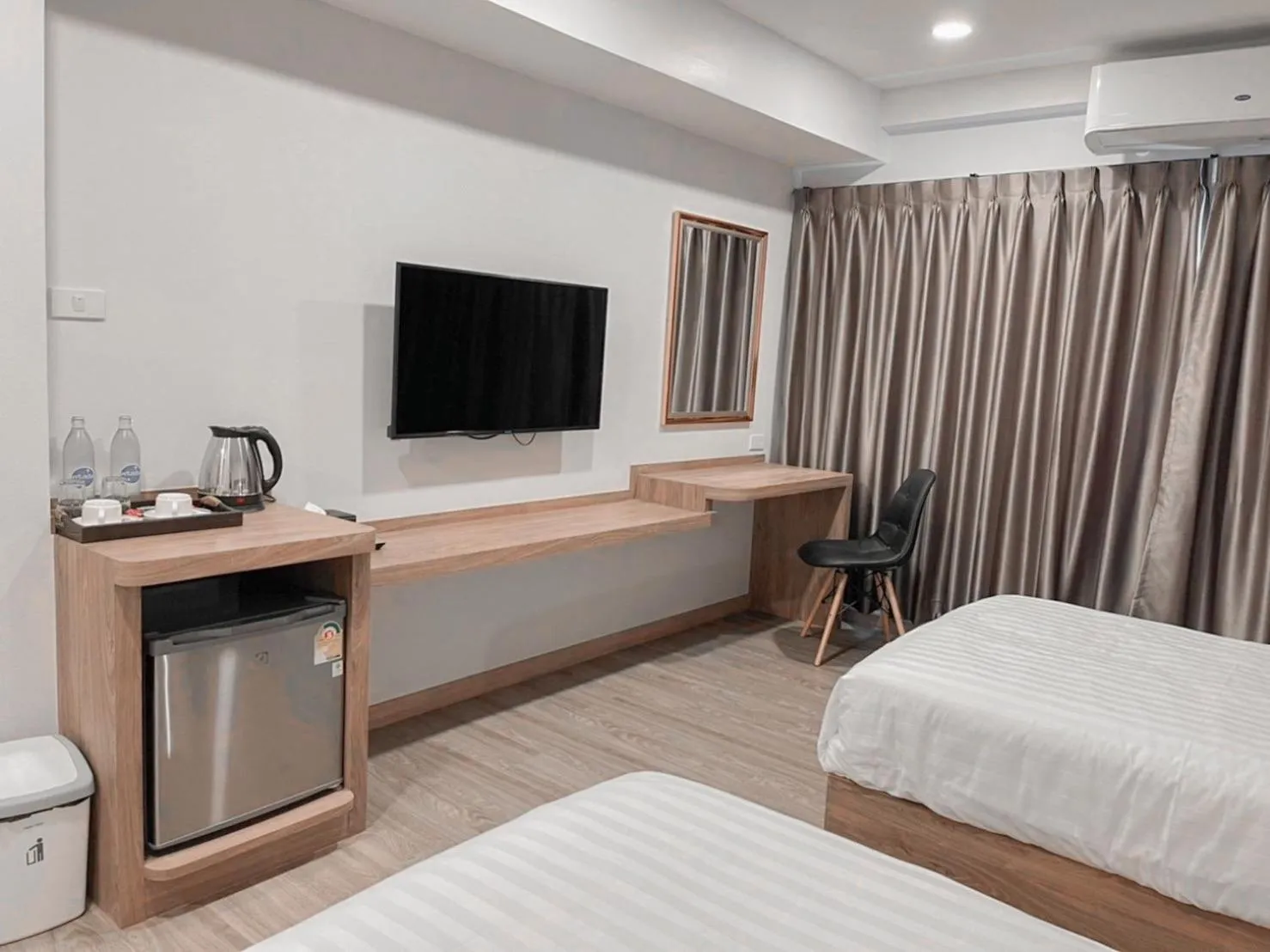Communal lounge/ TV room, Bed in Nakara Hotel, Ubon Ratchathani