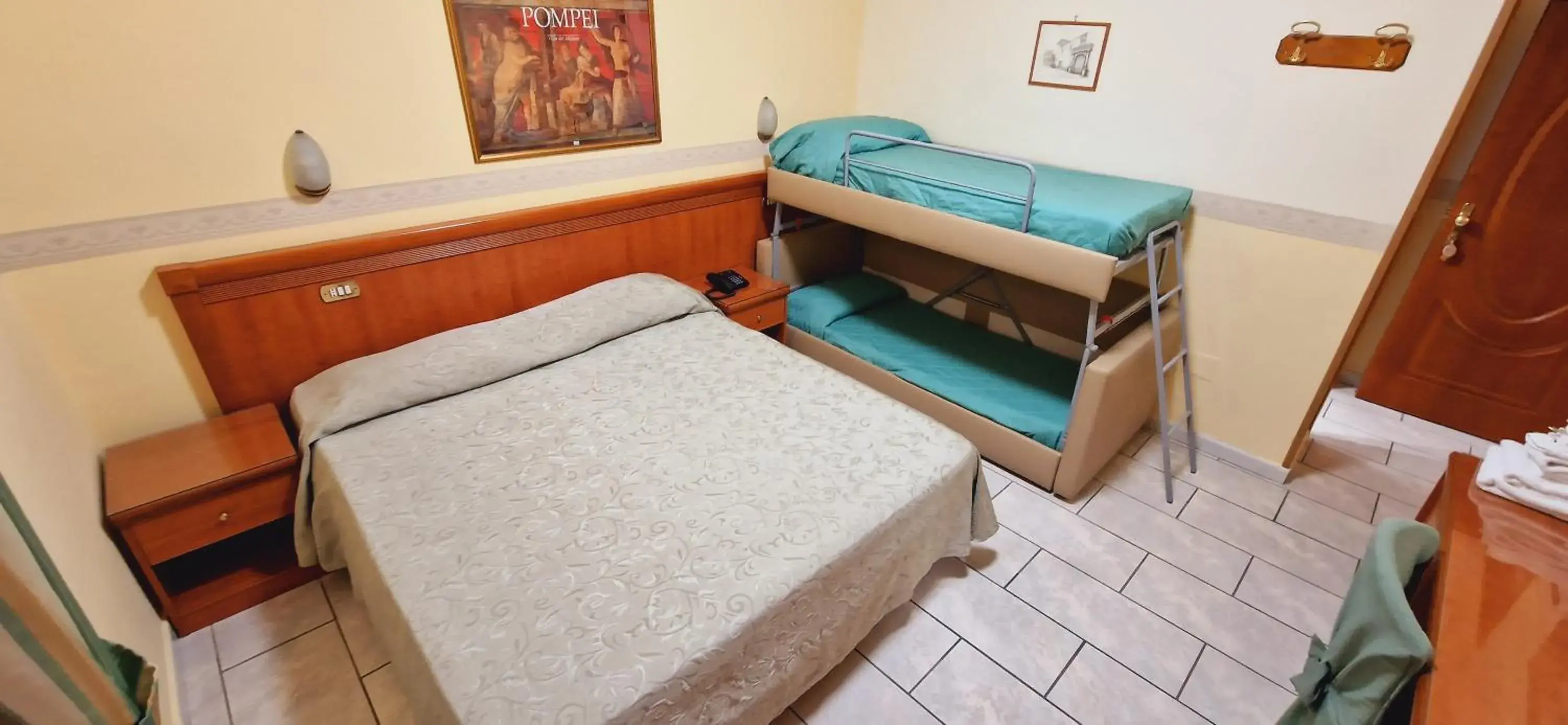 Economy Quadruple Room in Hotel Lento Economy Quadruple Room in Hotel Lento