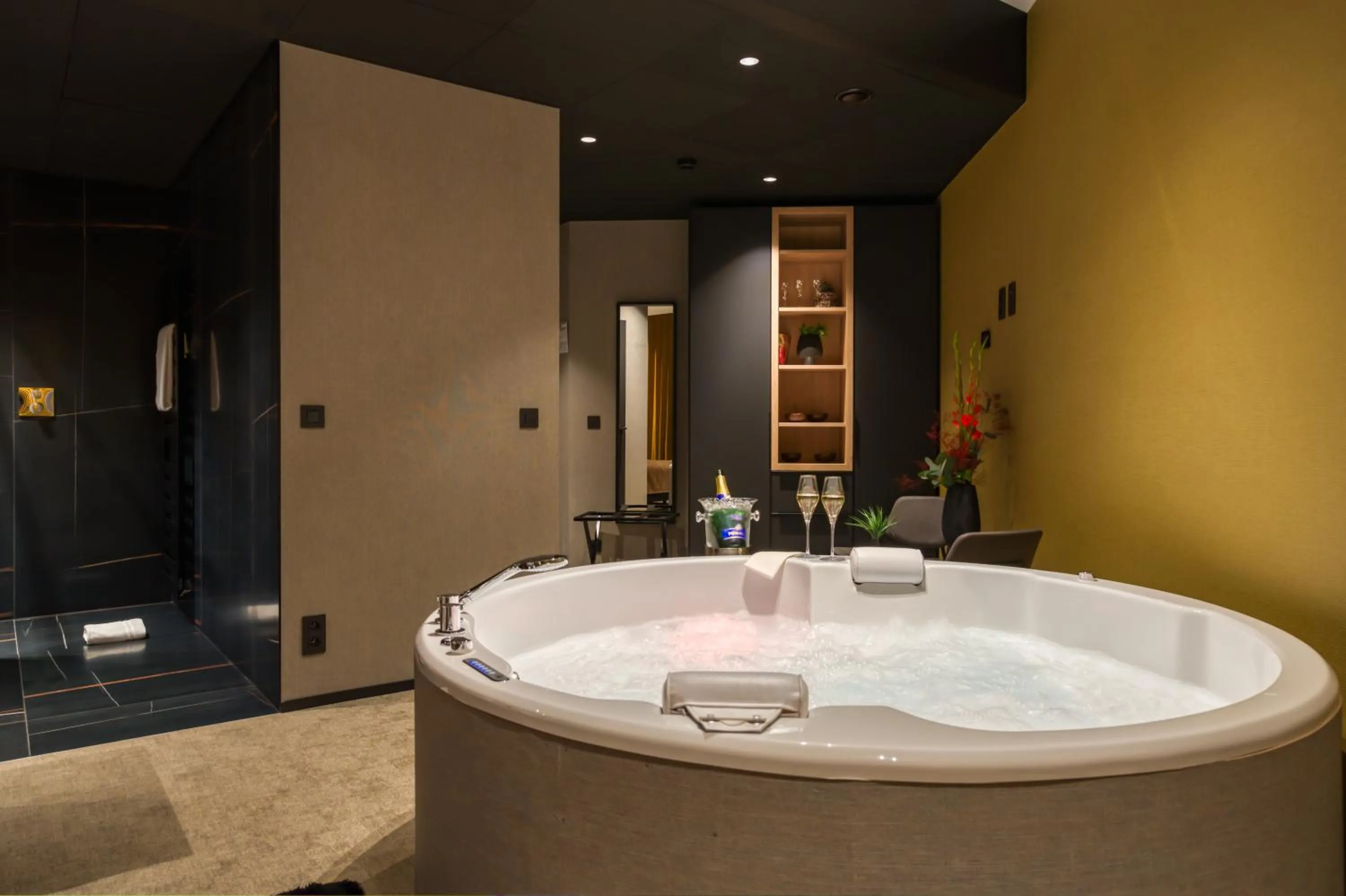 Hot Tub in Aux Etangs - Hôtel