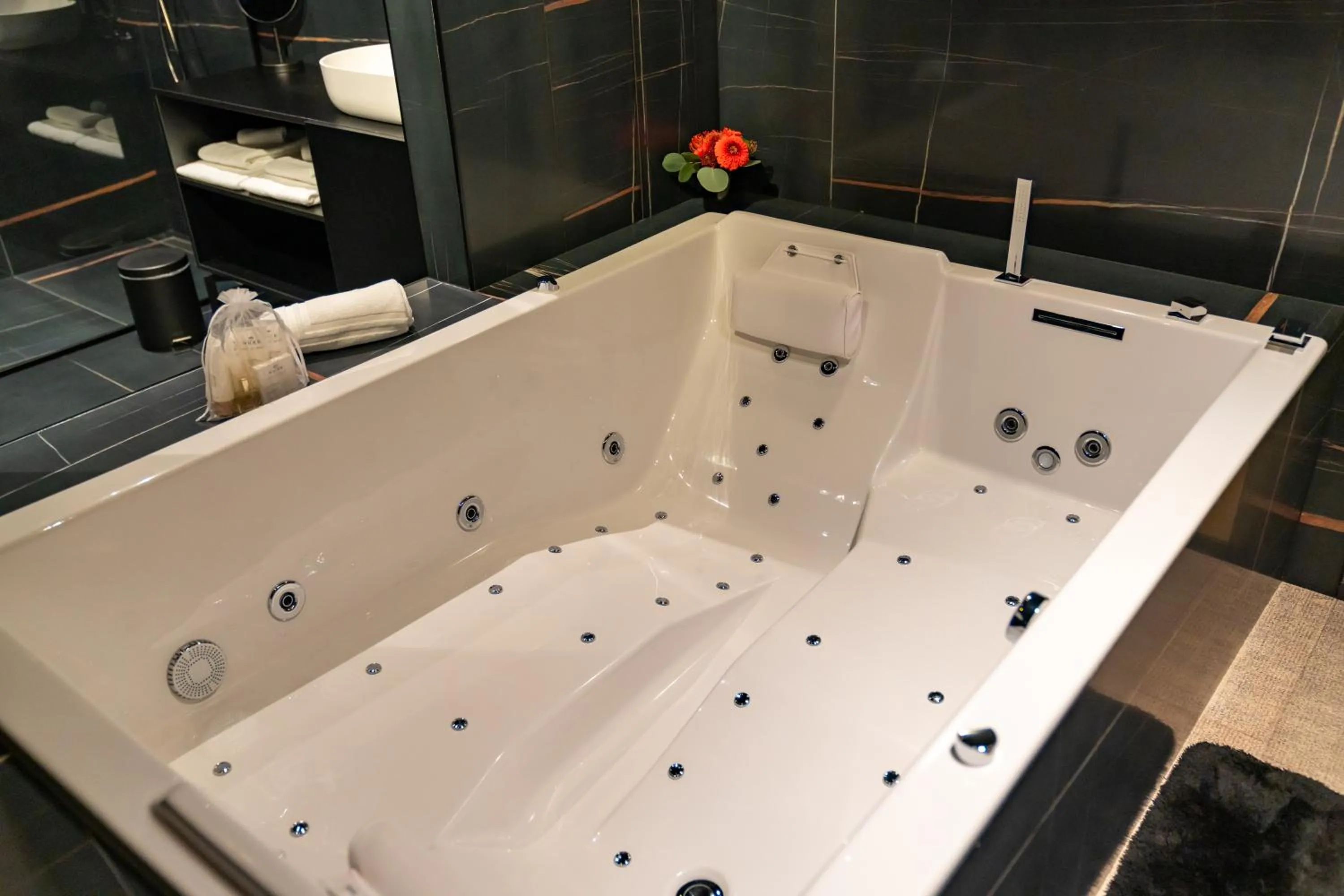 Hot Tub in Aux Etangs - Hôtel