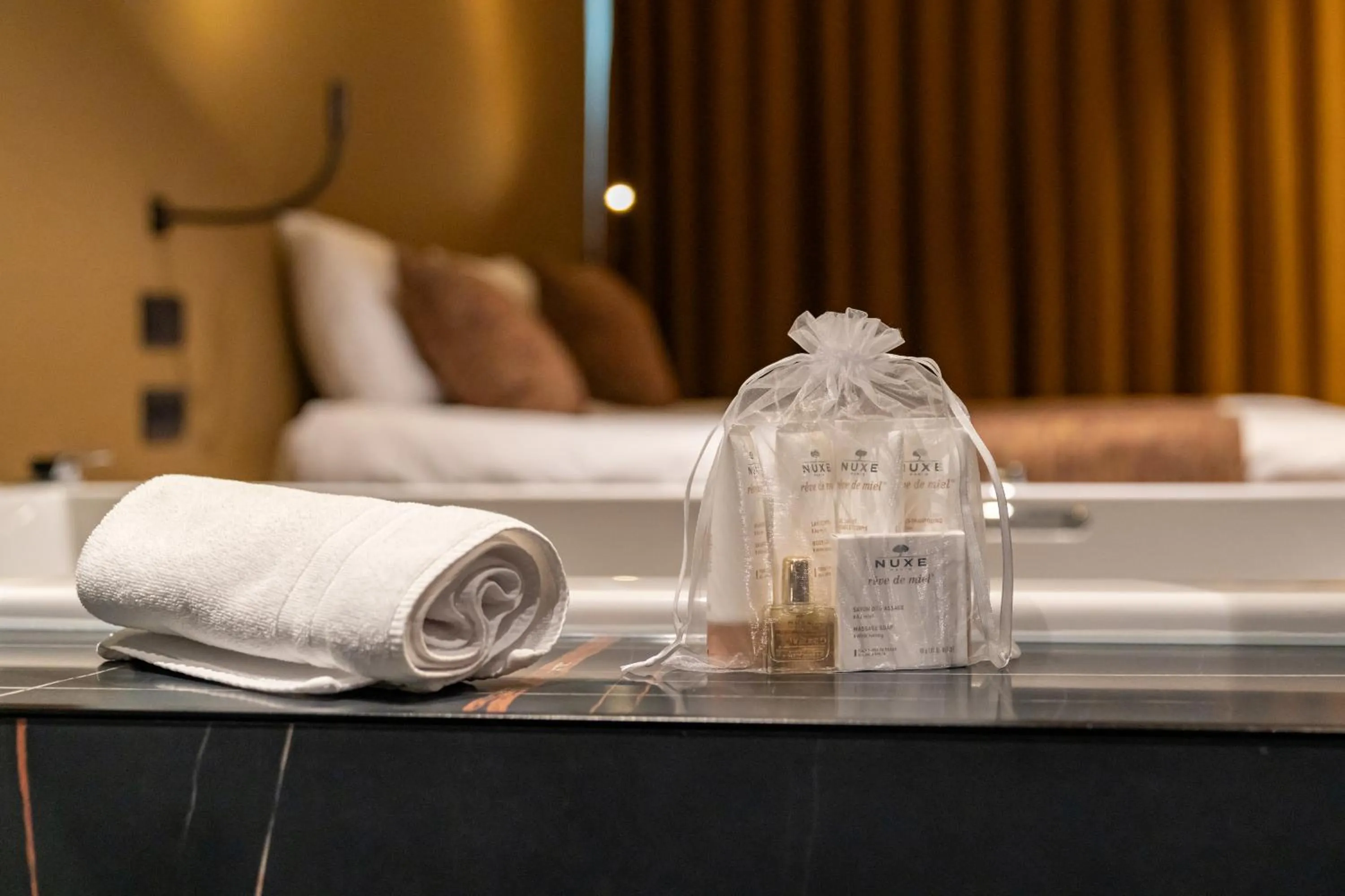 Bedroom, Bed in Aux Etangs - Hôtel