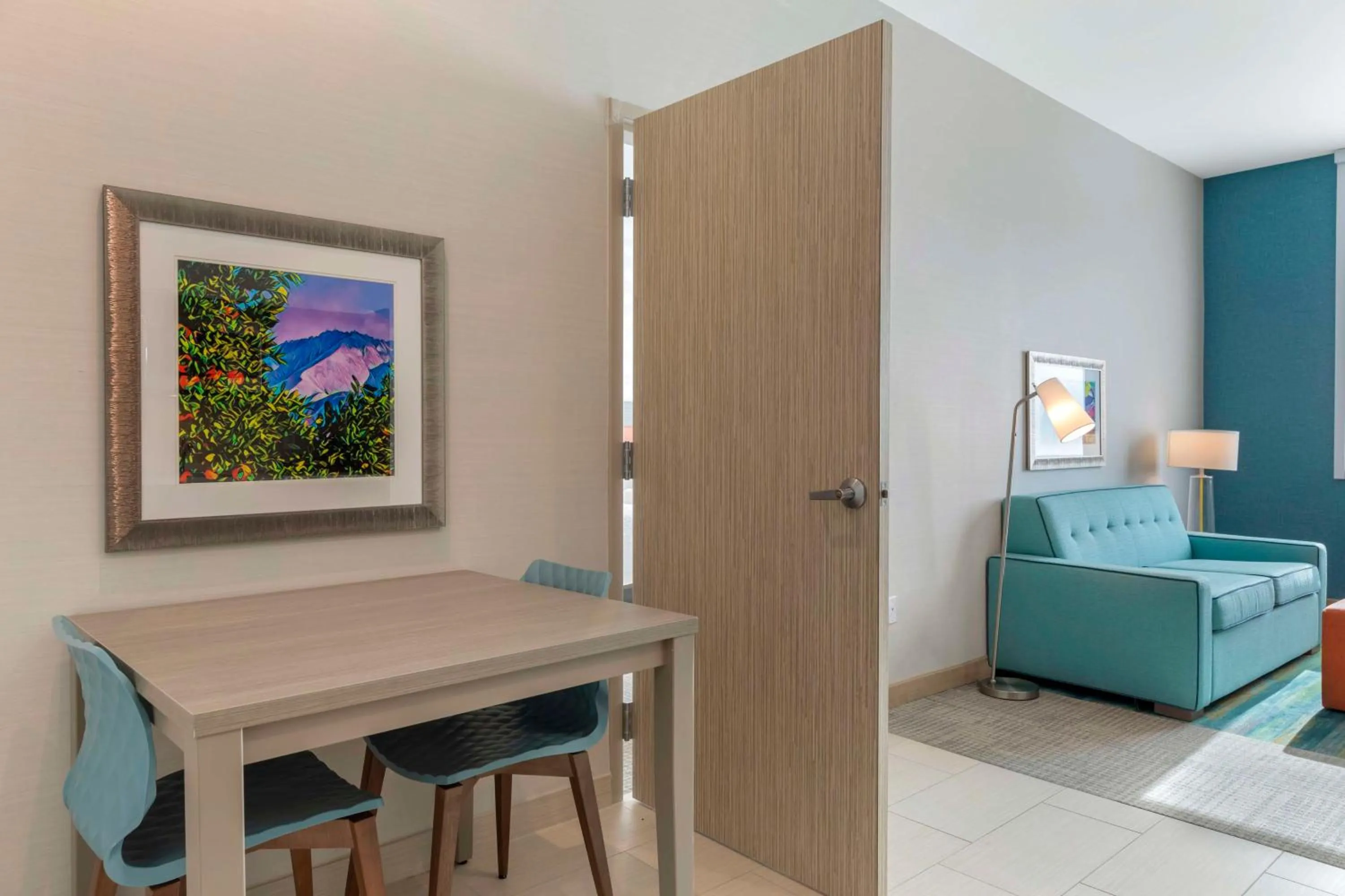 Living room, Bed in Home2 Suites By Hilton Redlands