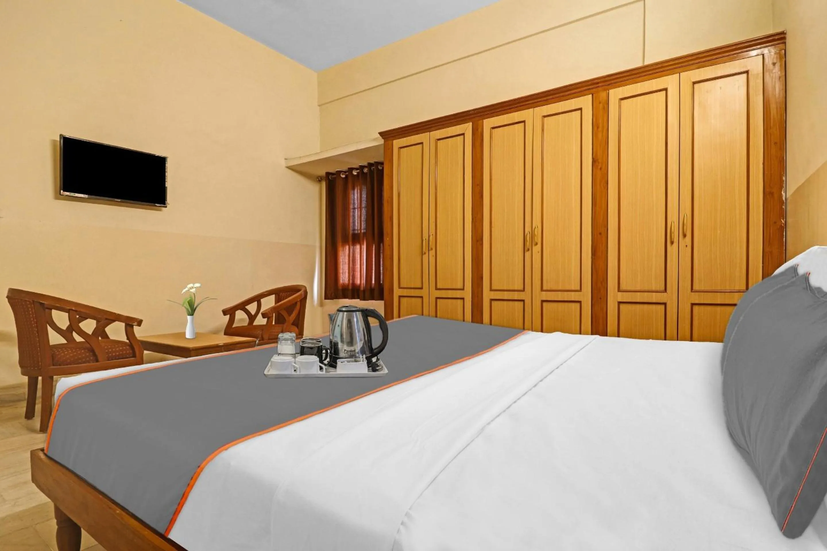 Bedroom, Bed in Capital O Samrat Palace Near Nampally Station
