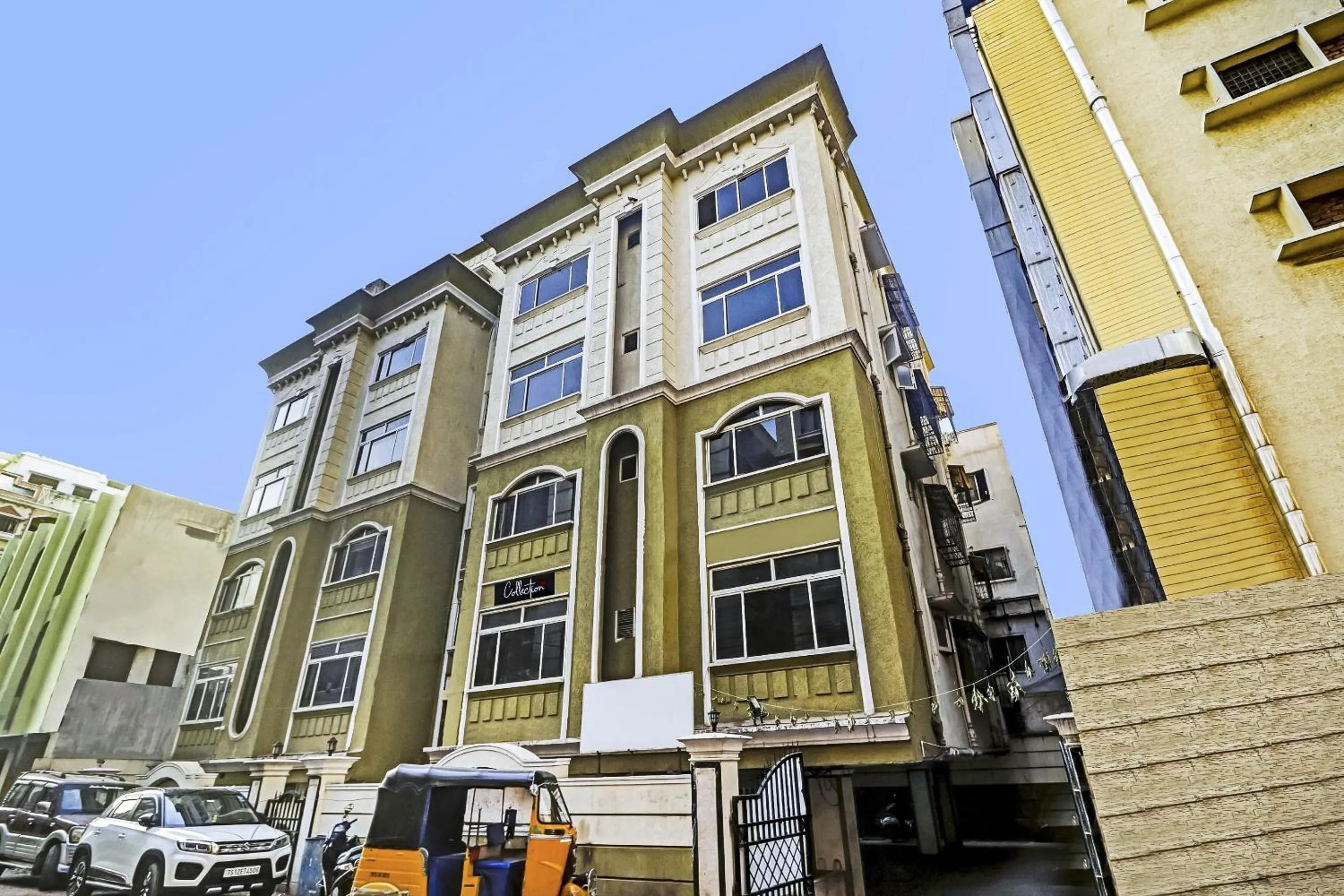 Facade/entrance in Capital O Samrat Palace Near Nampally Station