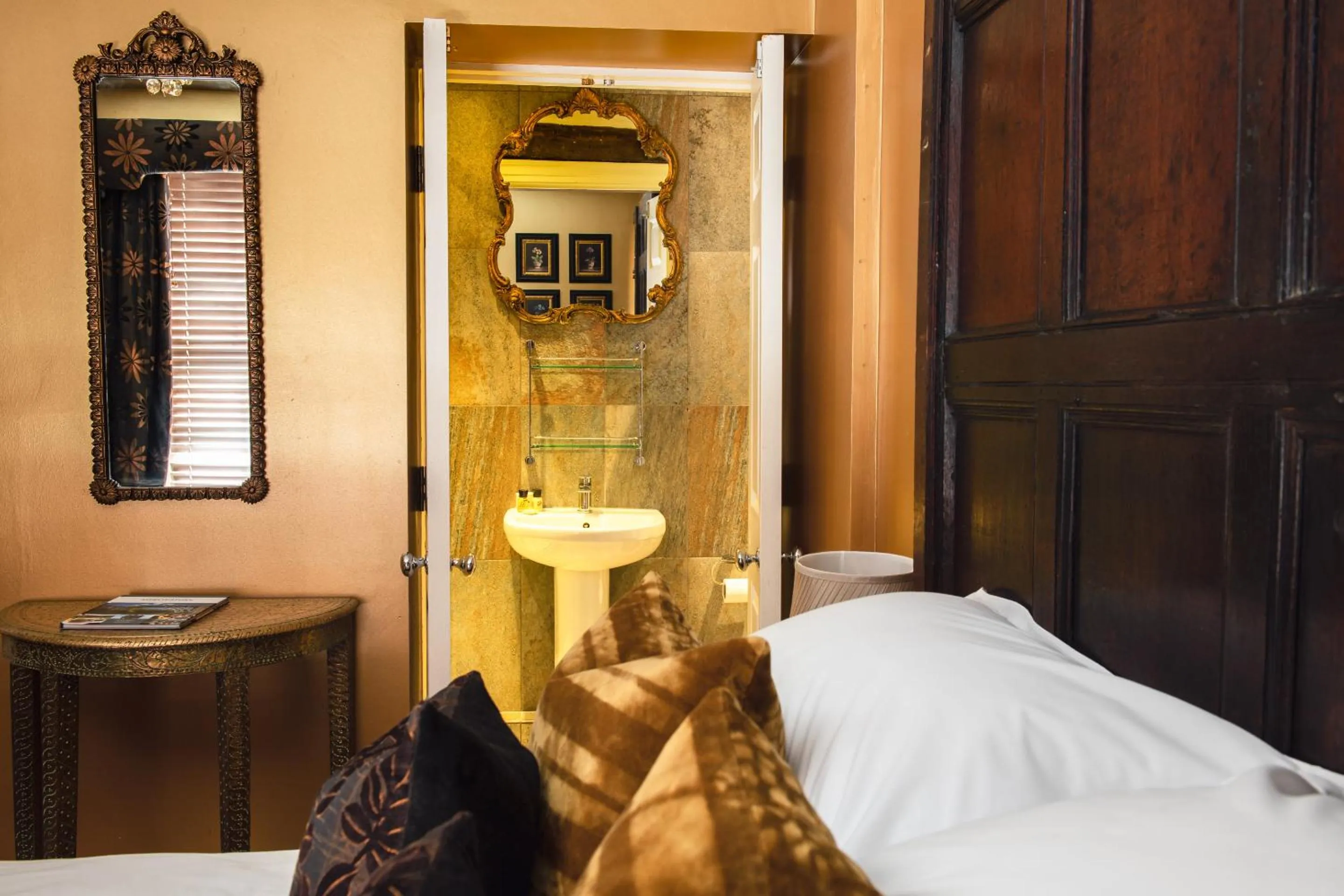 Bedroom, Bed in RHUBARB at Drapers Hall