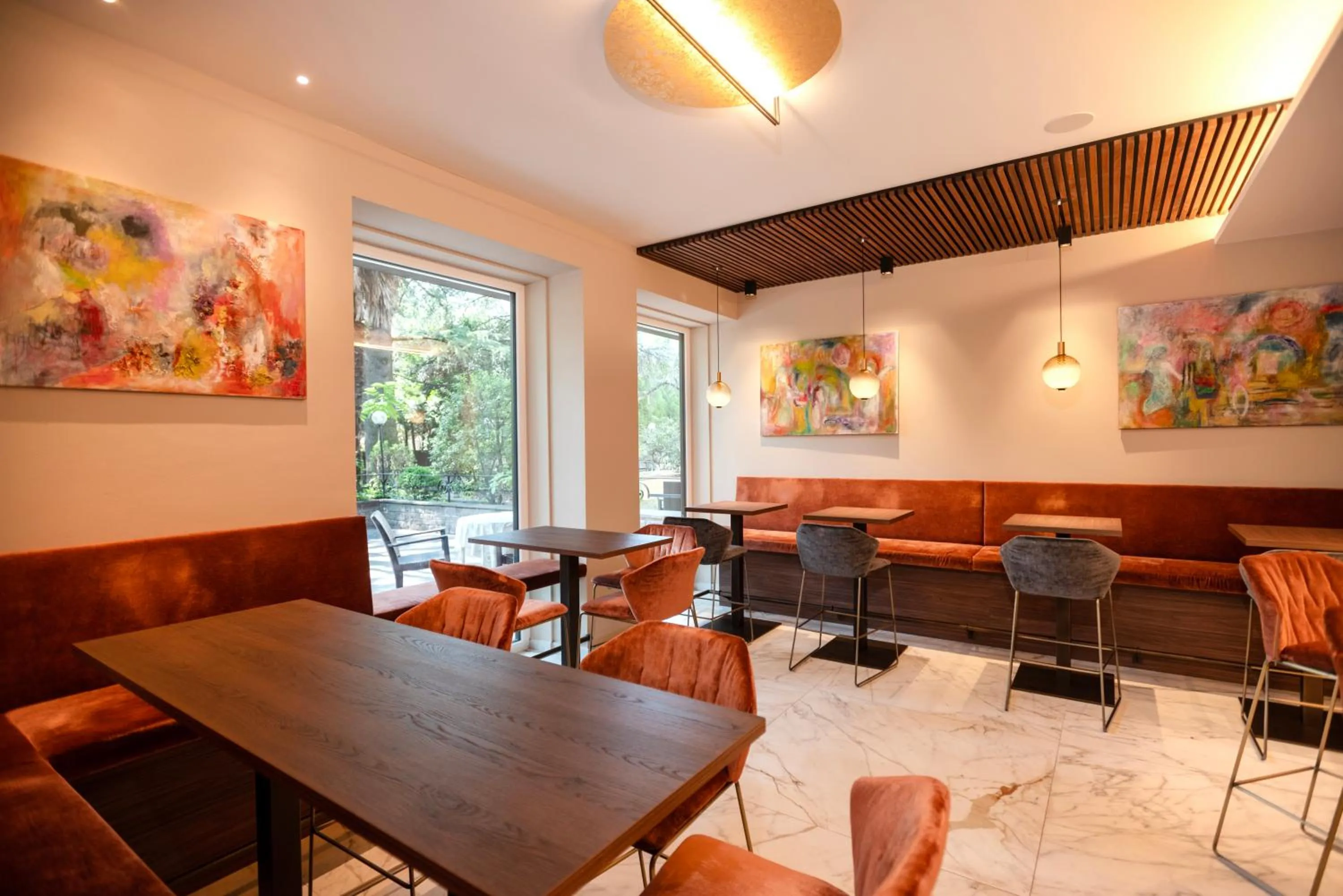 Restaurant/places to eat in Hotel Chrys