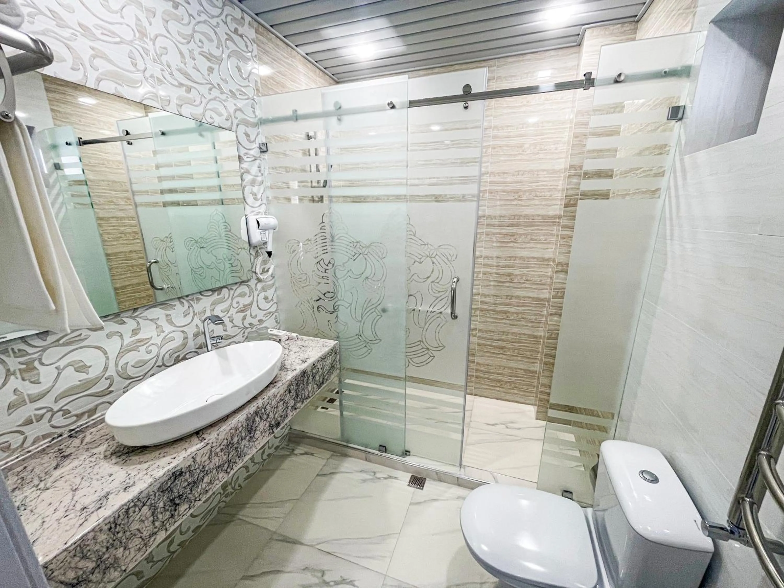 Shower in Shohjahon Palace Hotel & Spa