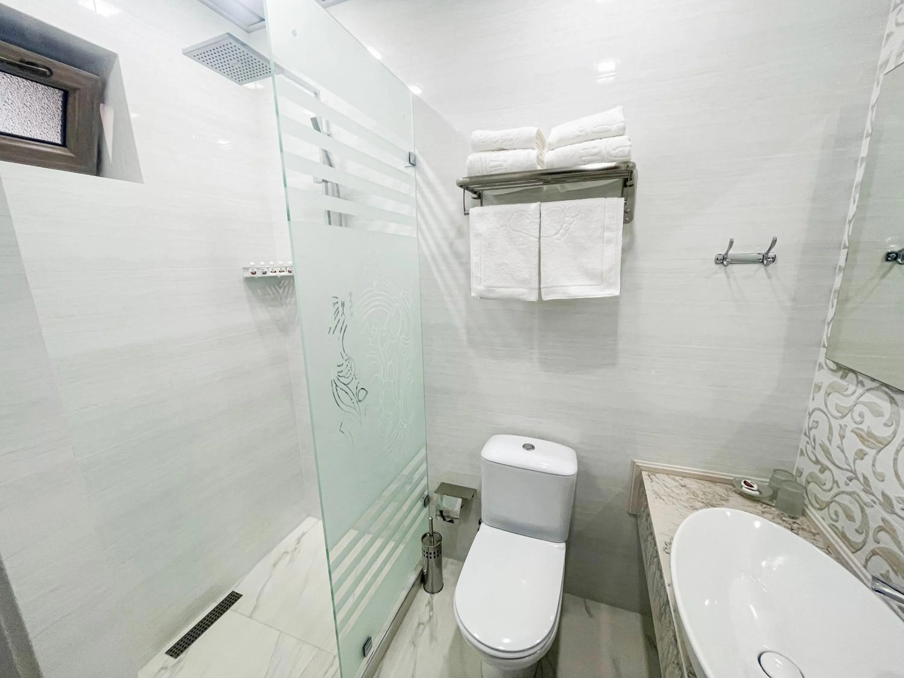 Shower in Shohjahon Palace Hotel & Spa