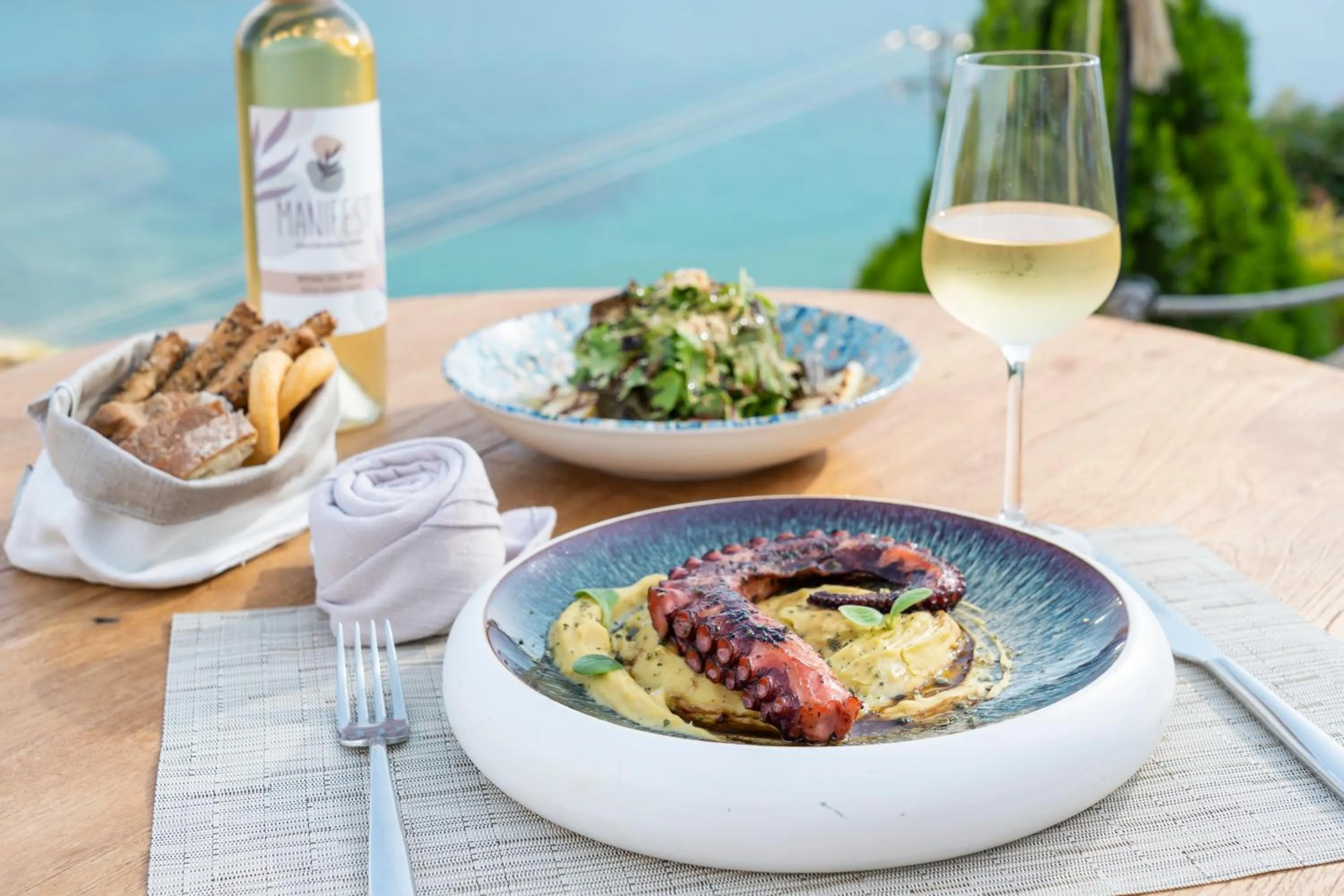 Restaurant/places to eat in Manifest Boutique Hotel