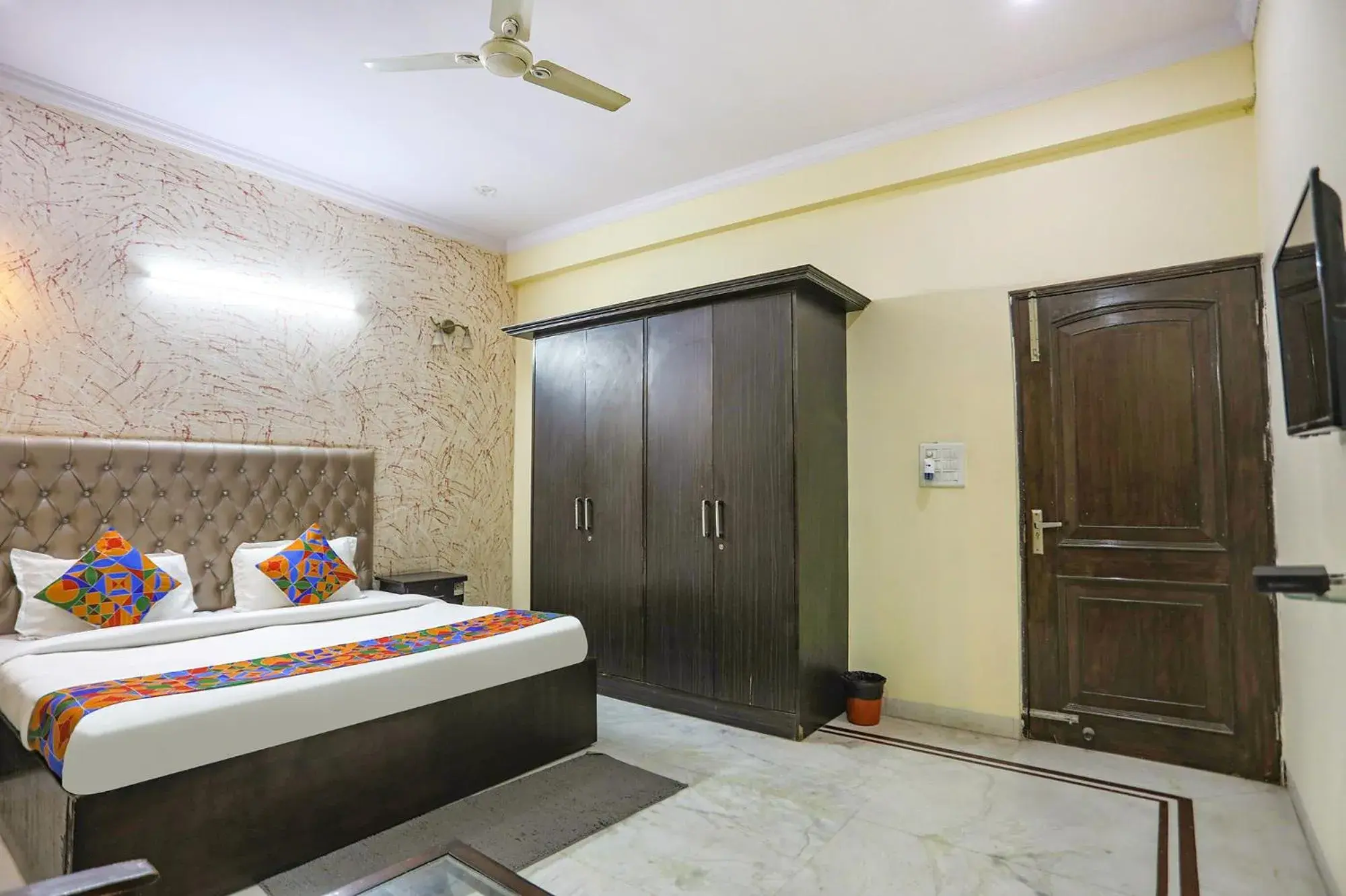 Deluxe Room - single occupancy in FabHotel HM Palace Deluxe Room - single occupancy in FabHotel HM Palace