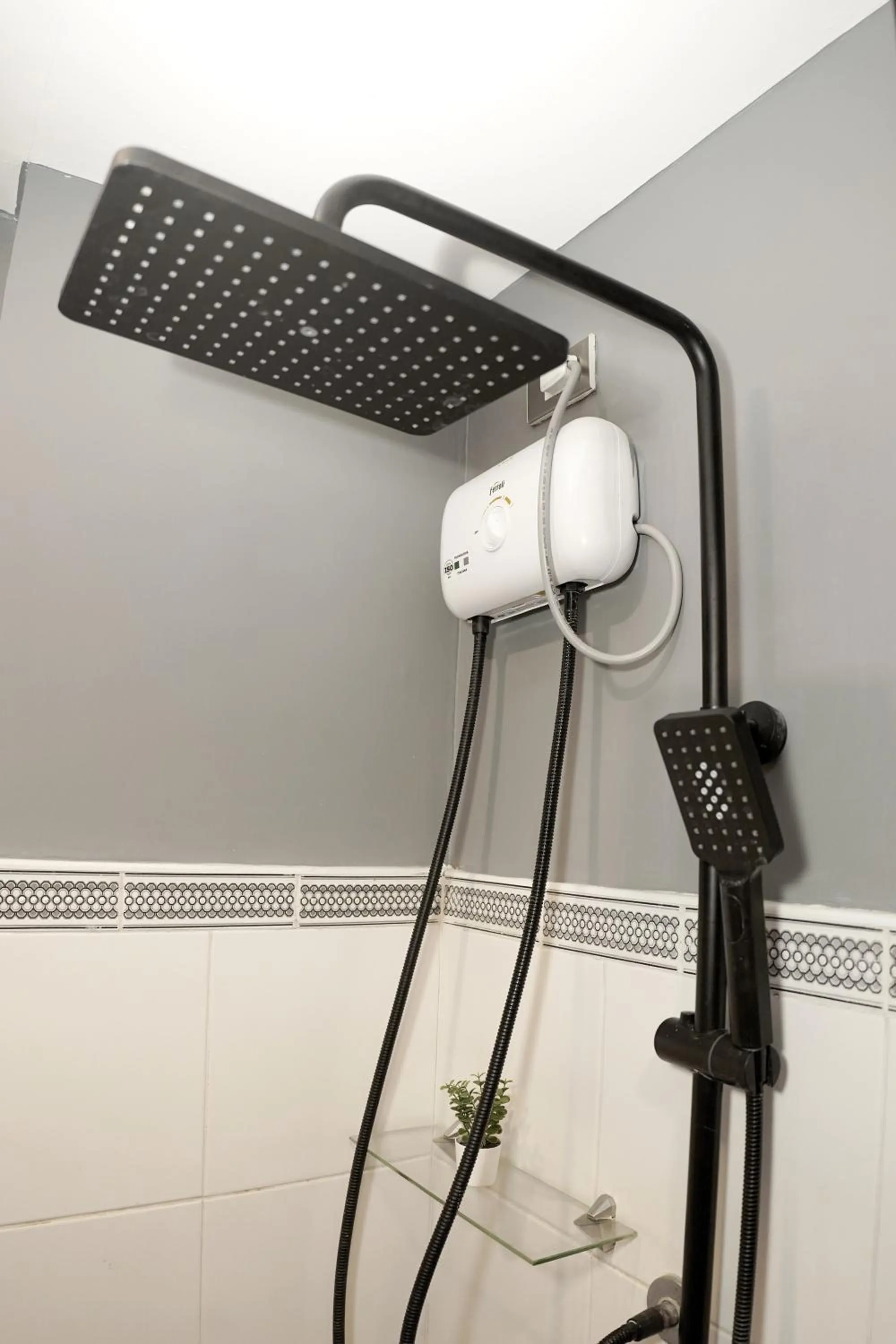 Shower in mySTAY Hotel BGC East