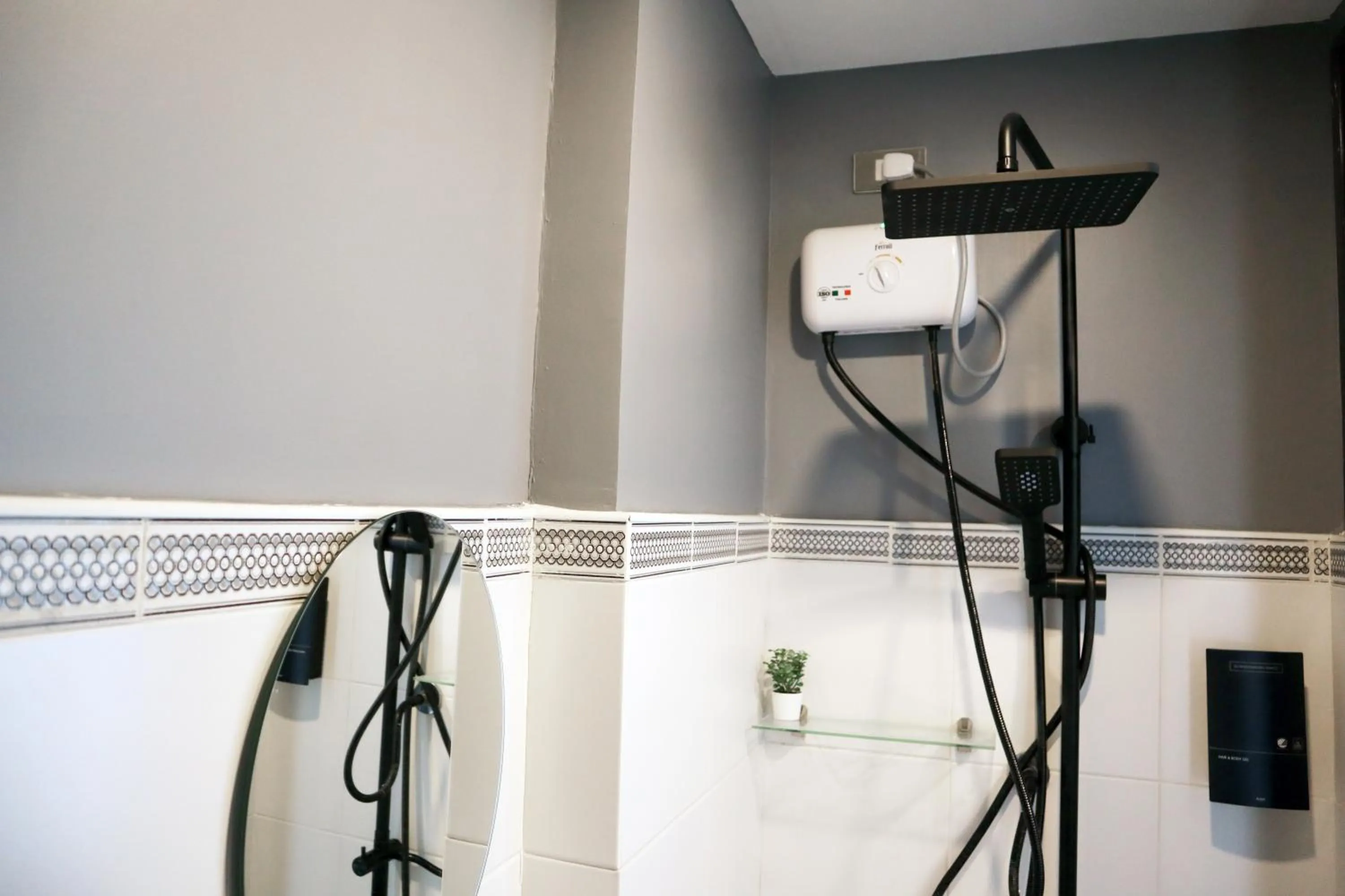 Shower in mySTAY Hotel BGC East