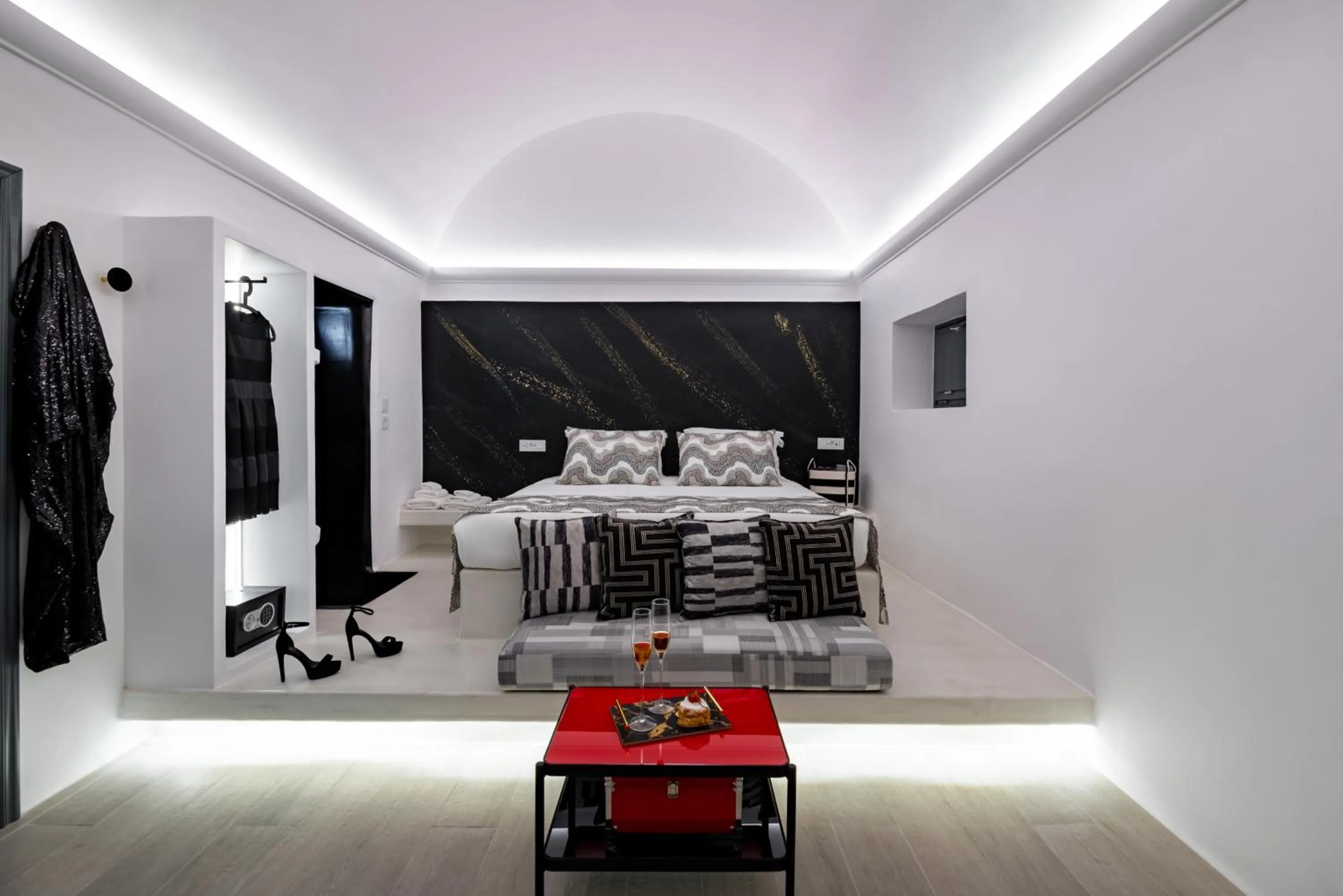 Photo of the whole room, Bed in Saint Sin Suites - Adults Only