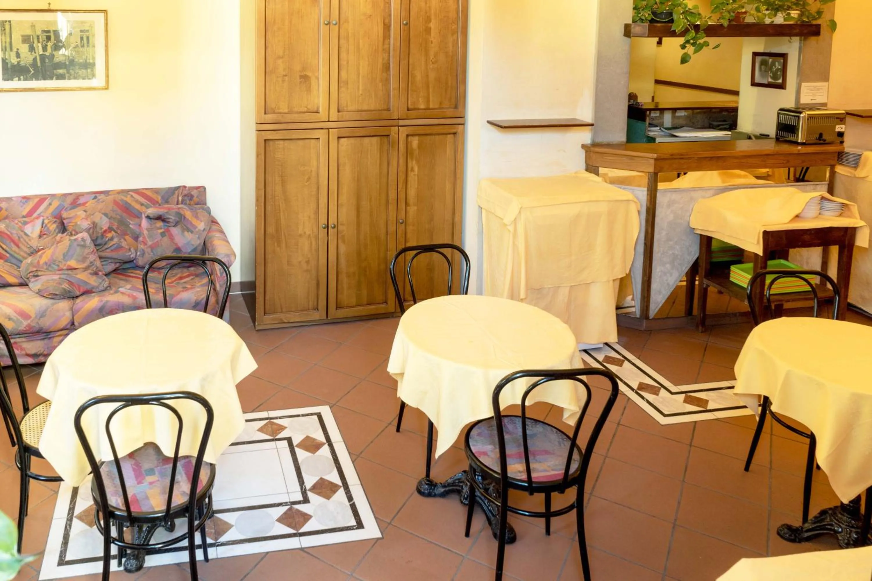 Restaurant/places to eat in Hotel Monica