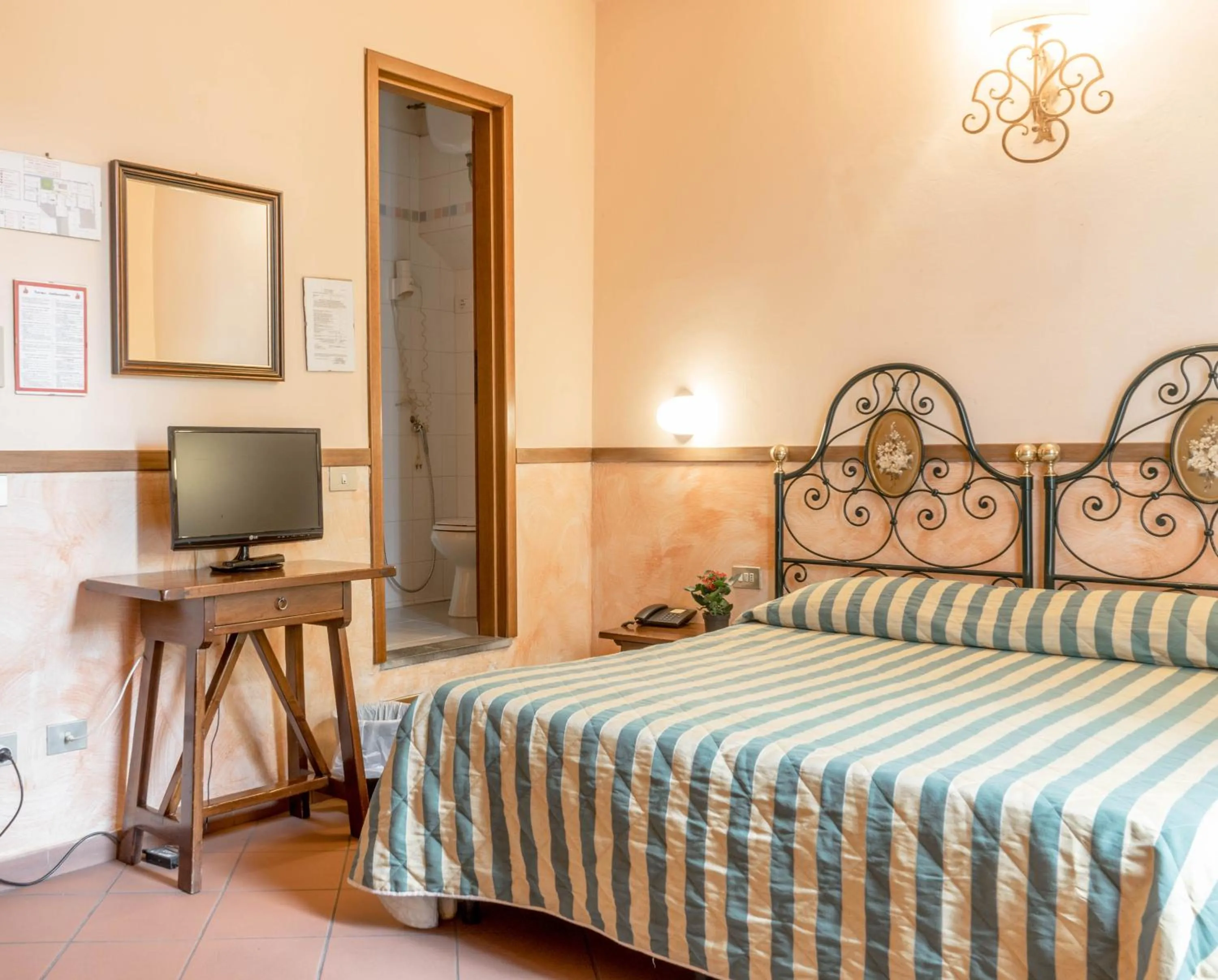 Bedroom, Bed in Hotel Monica