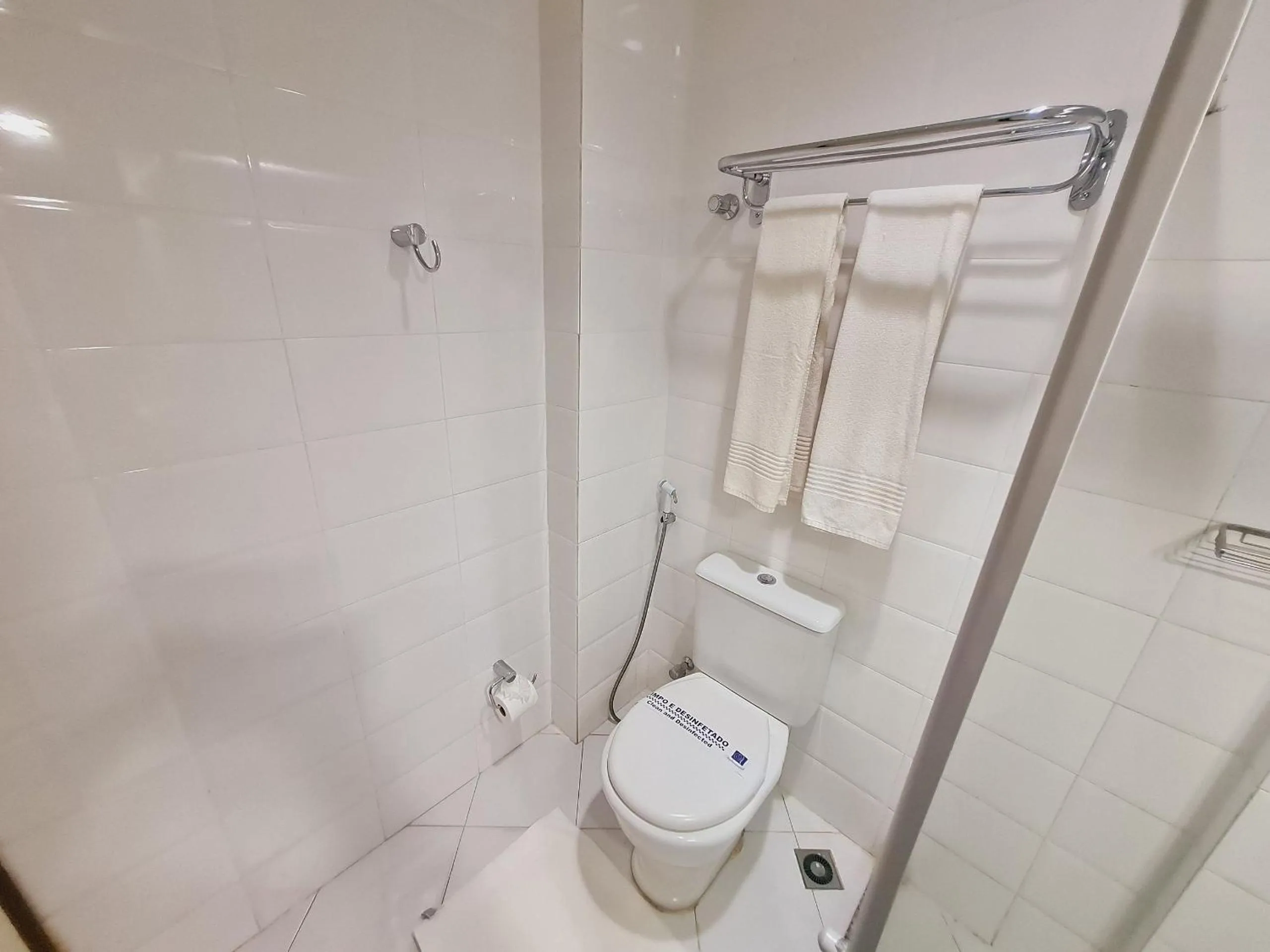 Toilet in Ambassador Unidades Autônomas