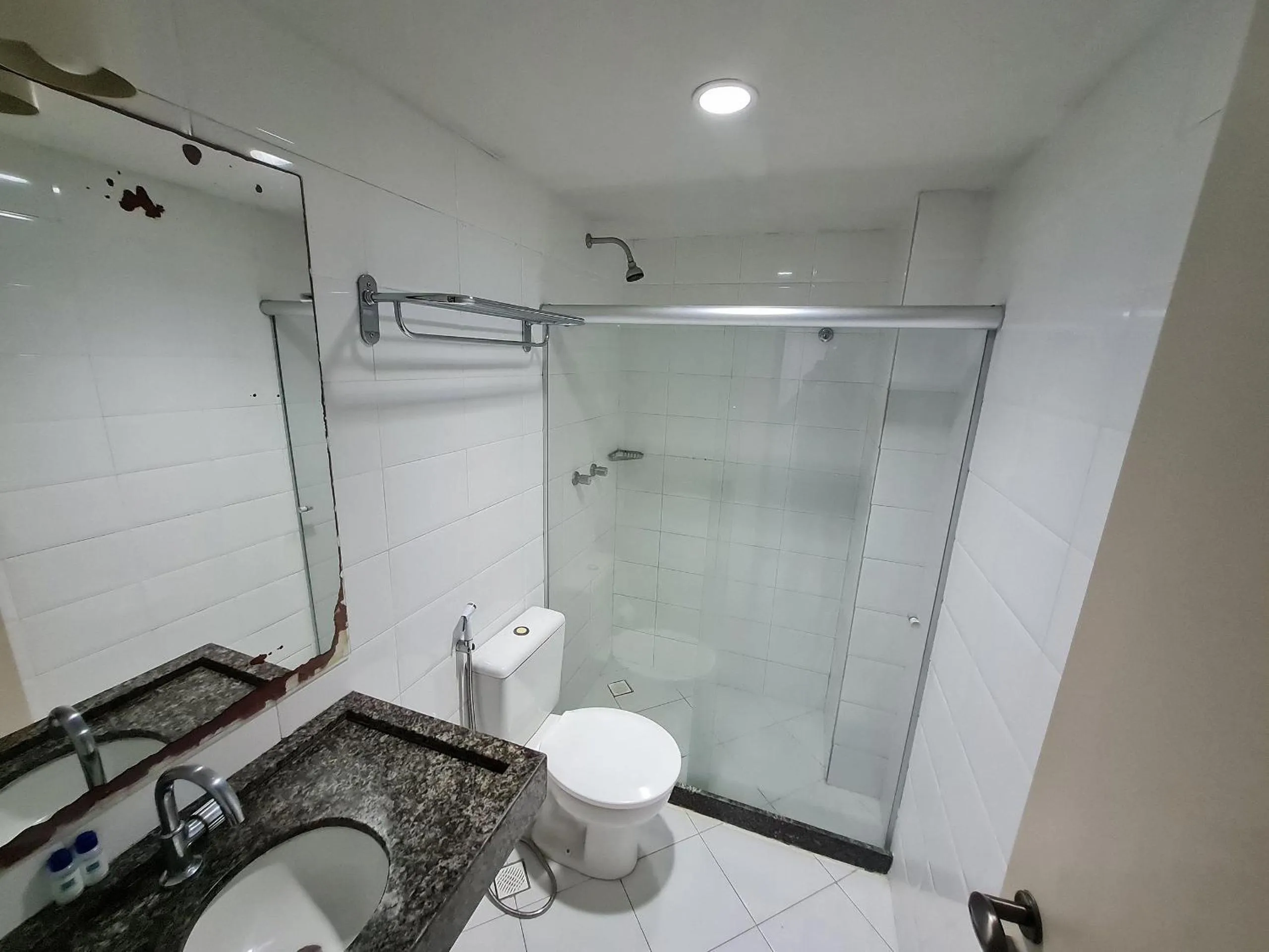 Toilet in Ambassador Unidades Autônomas