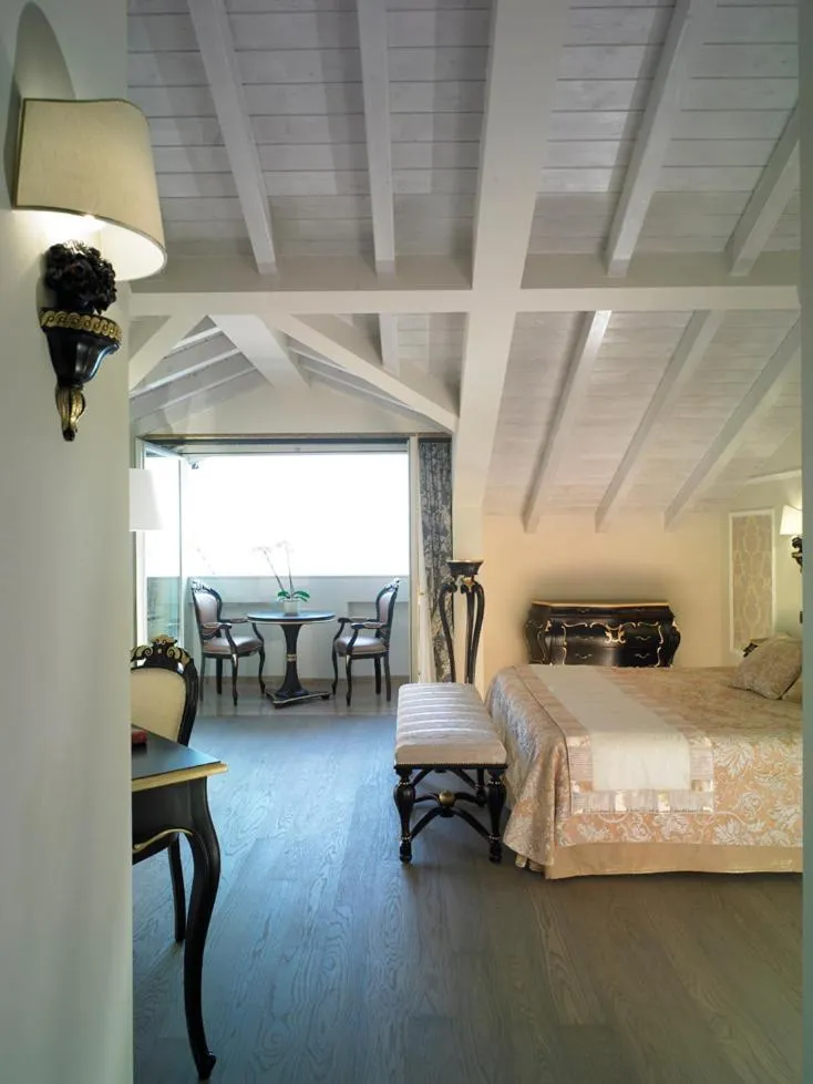 Seating area, Bed in Hotel Villa Del Sogno