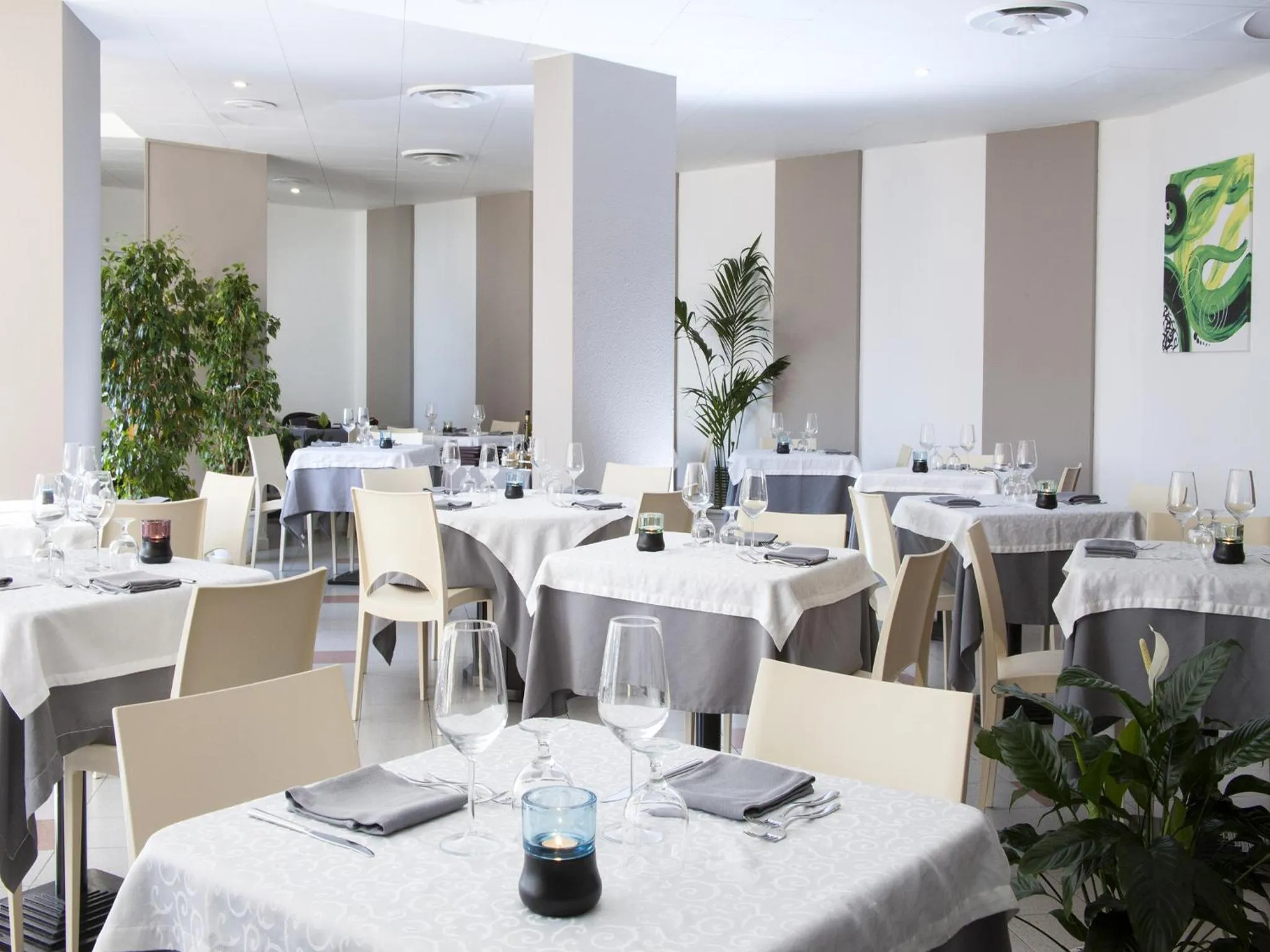 Restaurant/places to eat in Hotel Bel 3