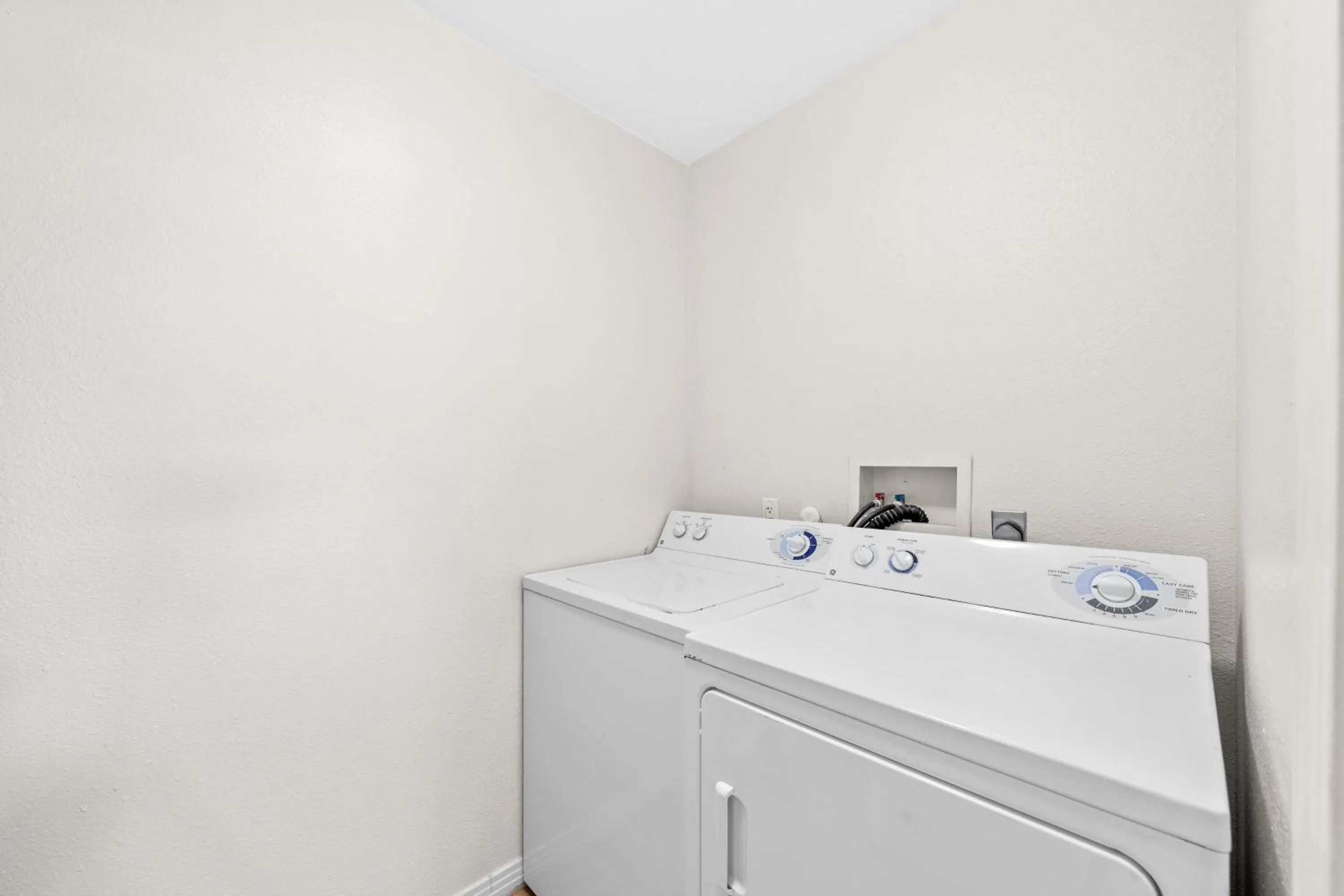 laundry in The tulip Marina Highrise with ocean view