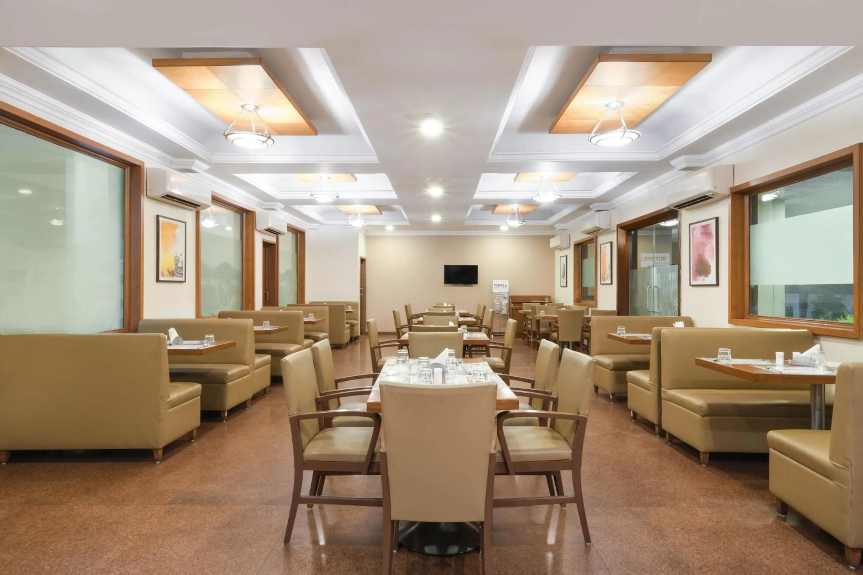 Restaurant/places to eat in 7 Apple Hotel Pimpri Pune