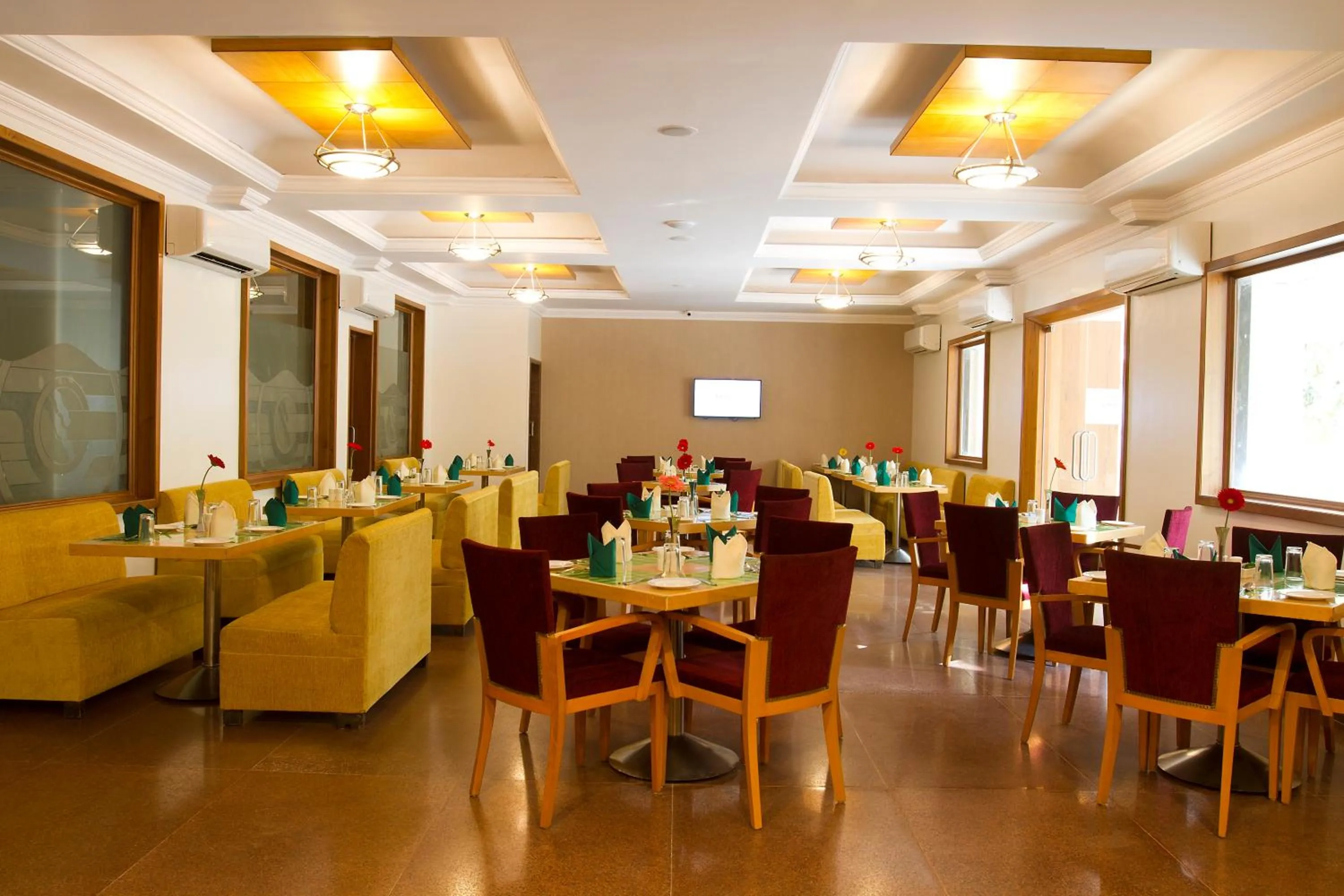 Restaurant/places to eat in 7 Apple Hotel Pimpri Pune