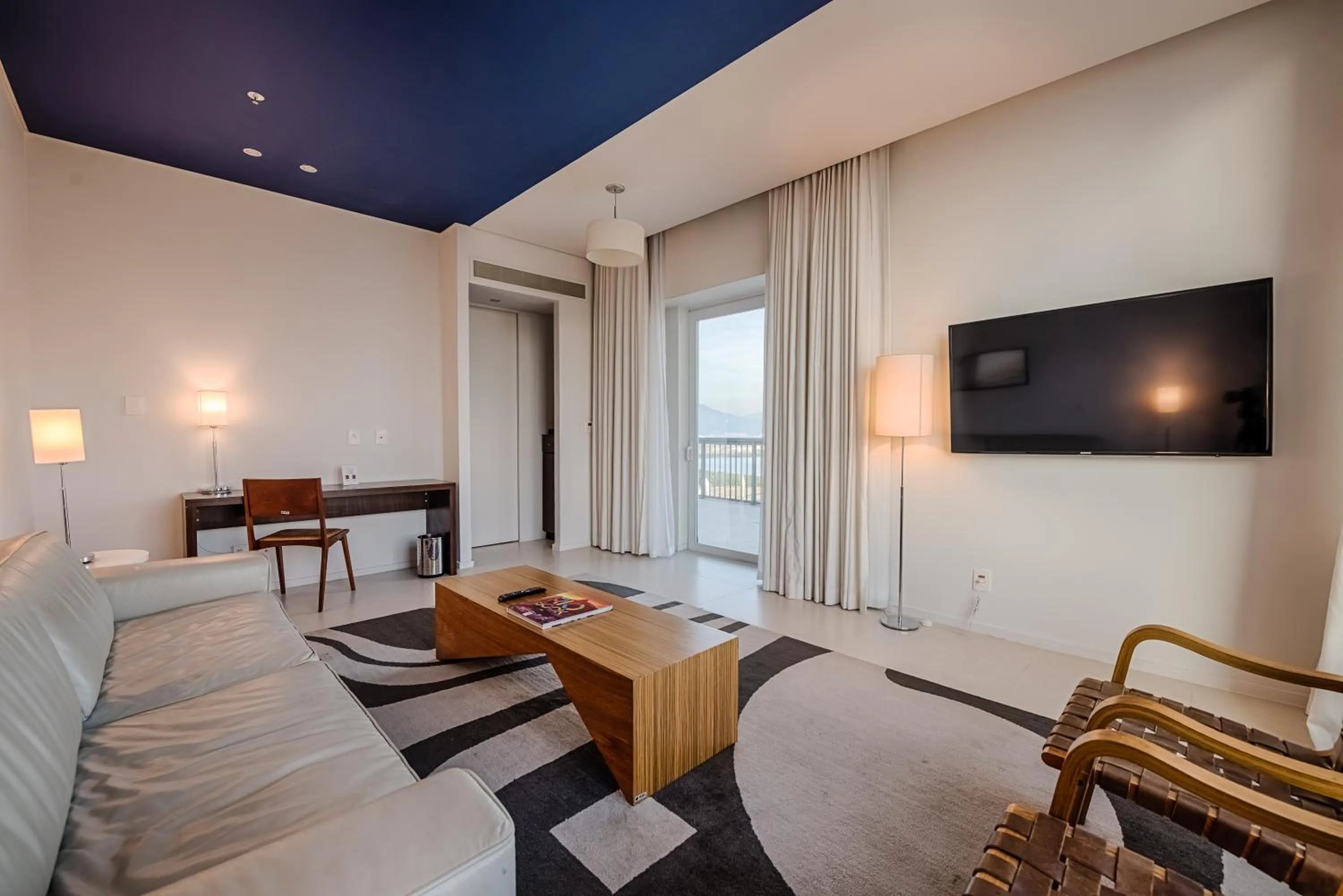 Communal lounge/ TV room in Lagune Barra Hotel