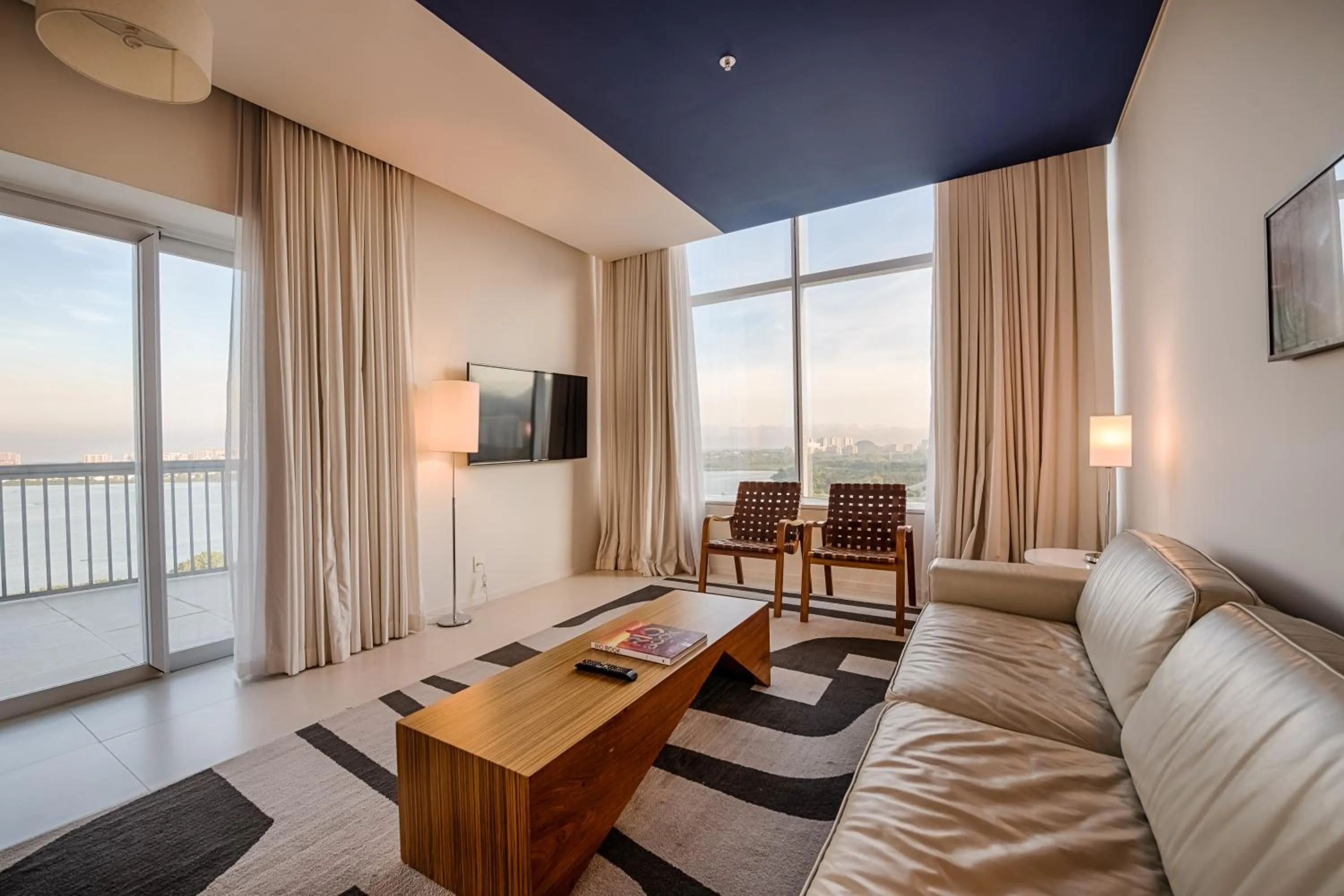 Communal lounge/ TV room in Lagune Barra Hotel