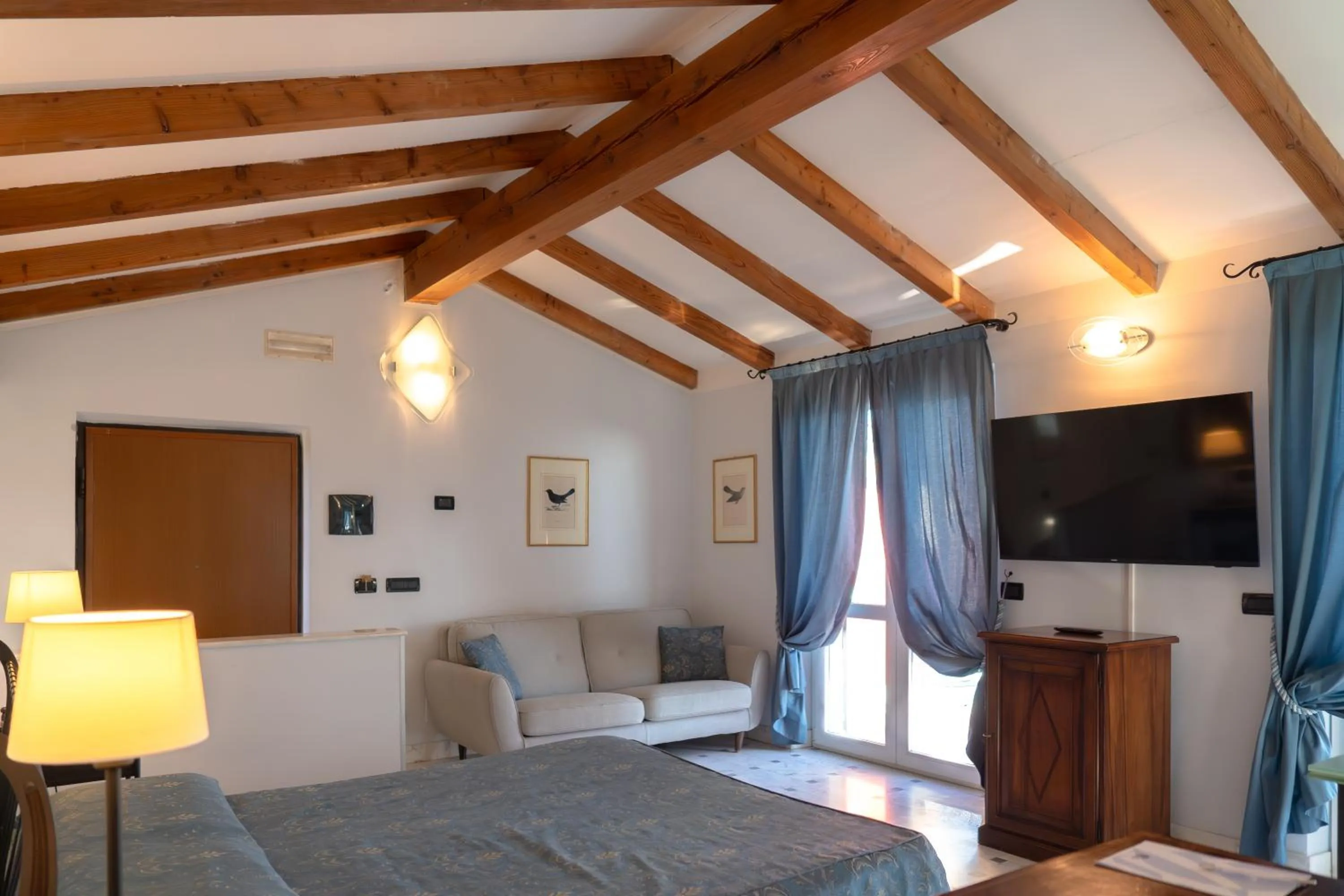 Photo of the whole room in Le Ville Relais