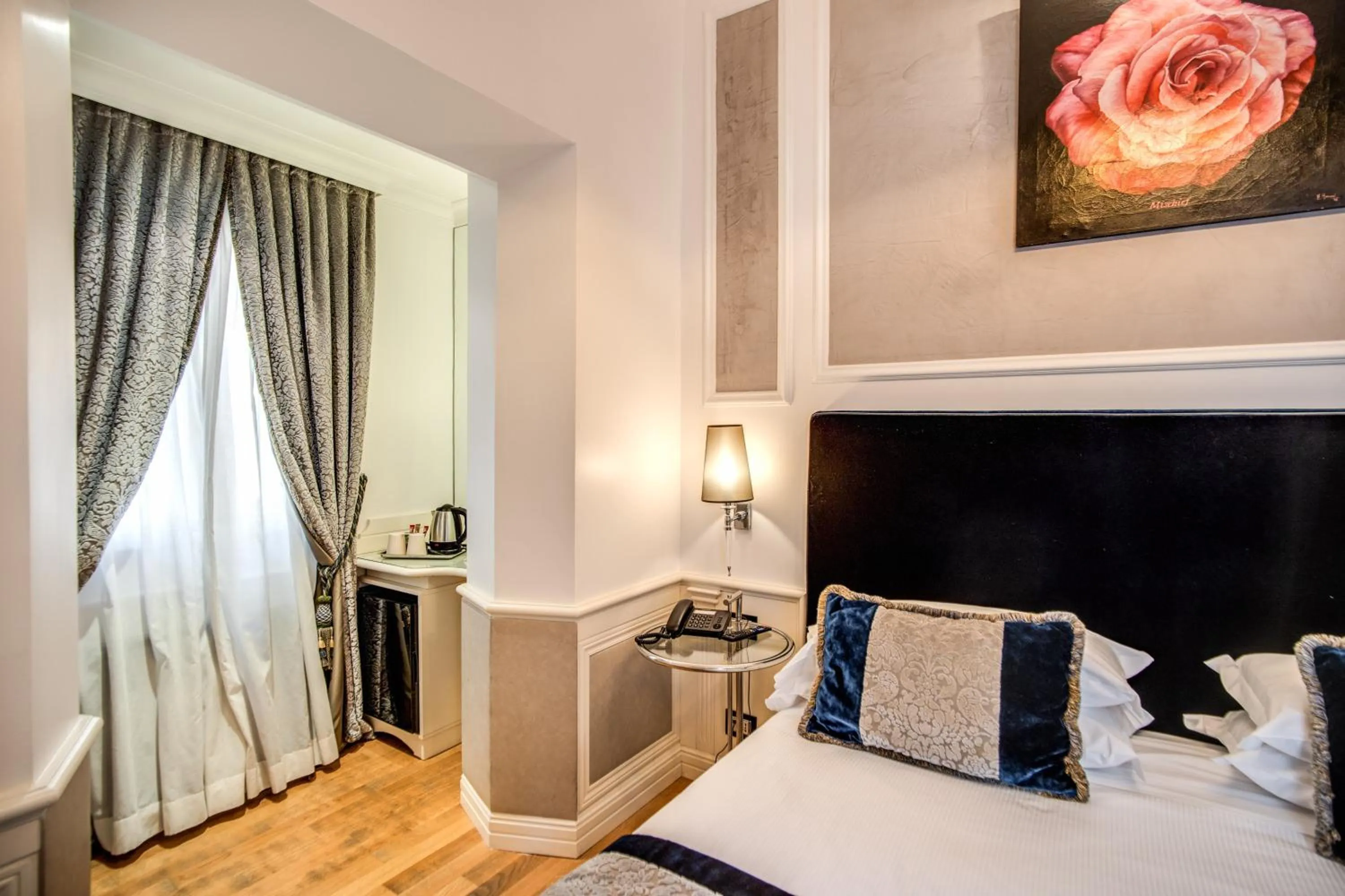 Photo of the whole room, Bed in The Britannia Hotel