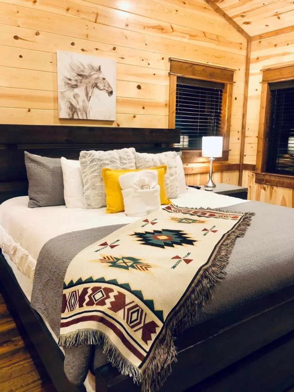 Bed in Stone Mountain Lodge 5000sqft 6 Bed Game Room Pool Table Hot Tub