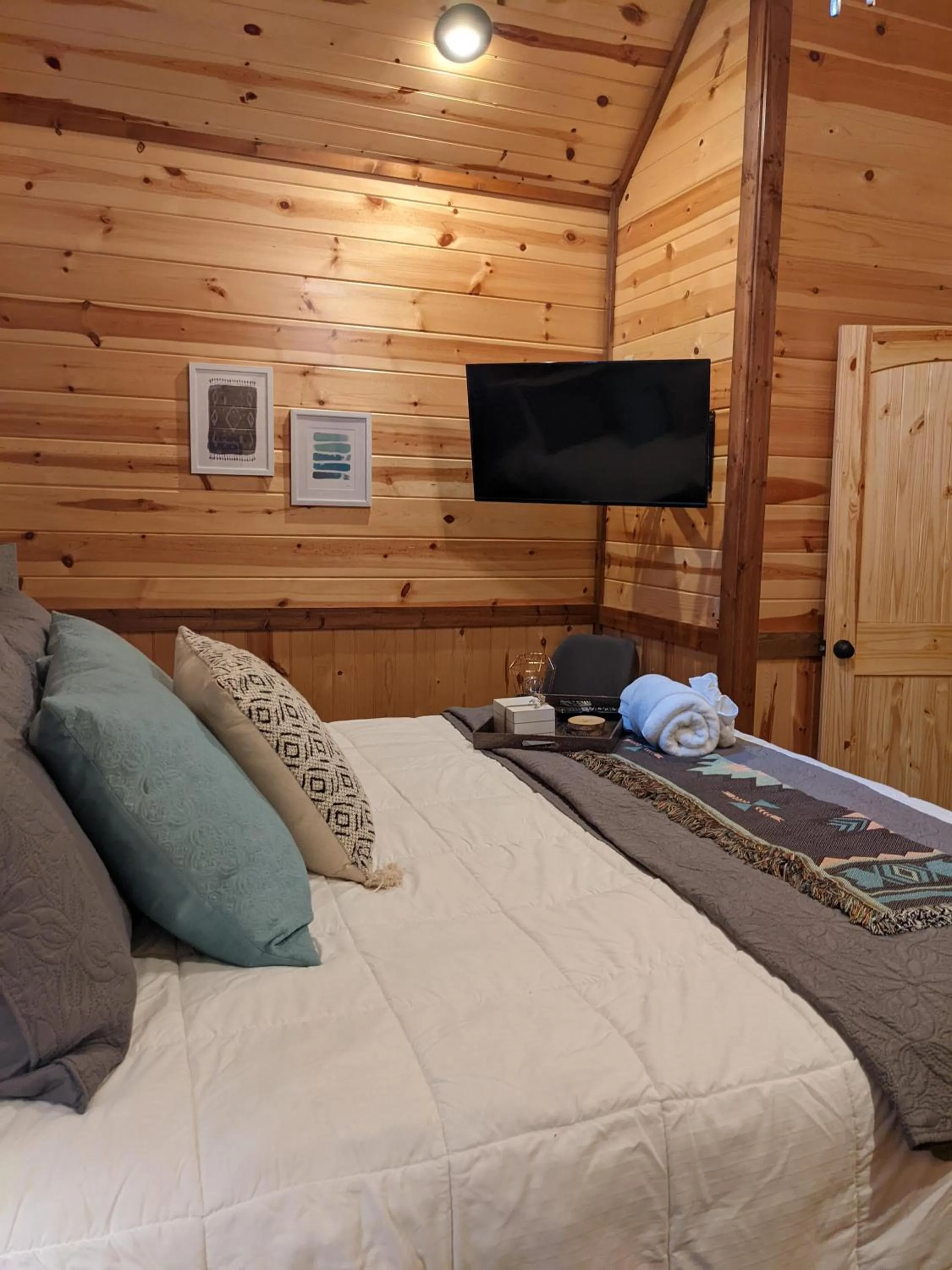 Bed in Stone Mountain Lodge 5000sqft 6 Bed Game Room Pool Table Hot Tub