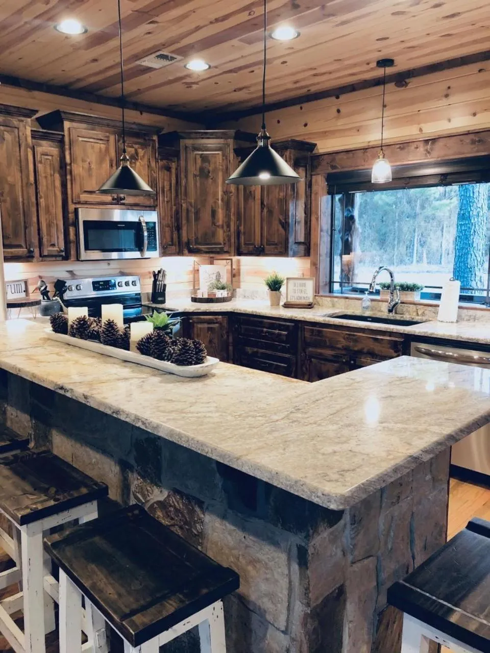 Kitchen or kitchenette in Stone Mountain Lodge 5000sqft 6 Bed Game Room Pool Table Hot Tub