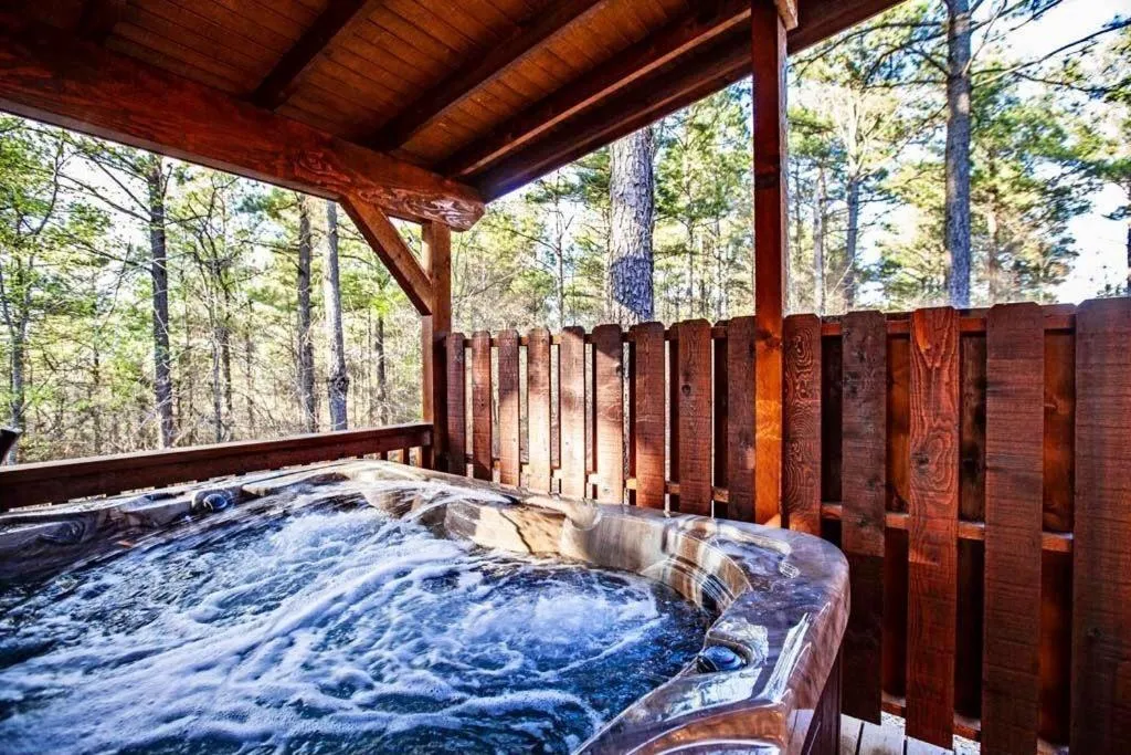 Stone Mountain Lodge 5000sqft 6 Bed Game Room Pool Table Hot Tub