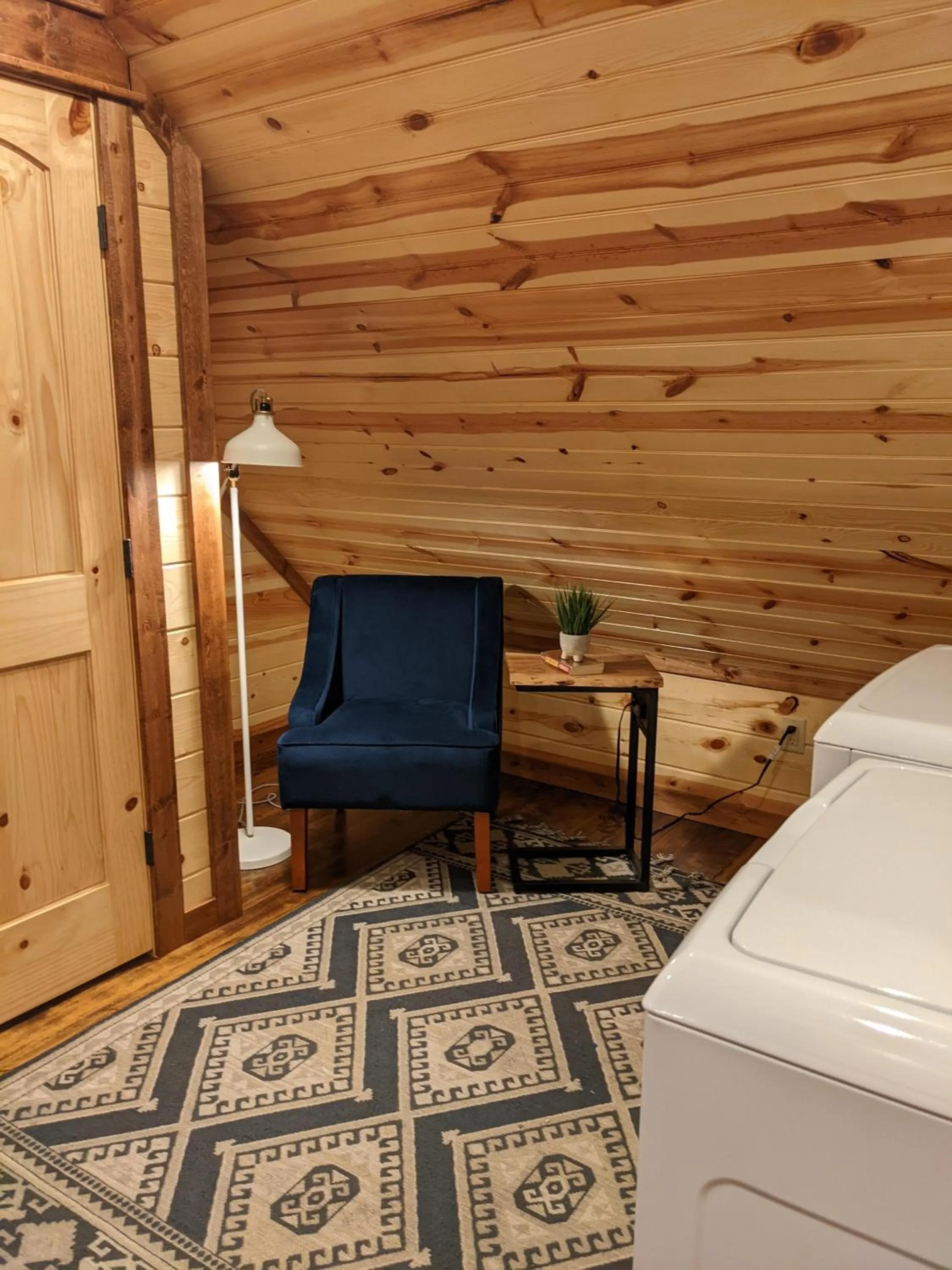 Seating area, Bed in Stone Mountain Lodge 5000sqft 6 Bed Game Room Pool Table Hot Tub