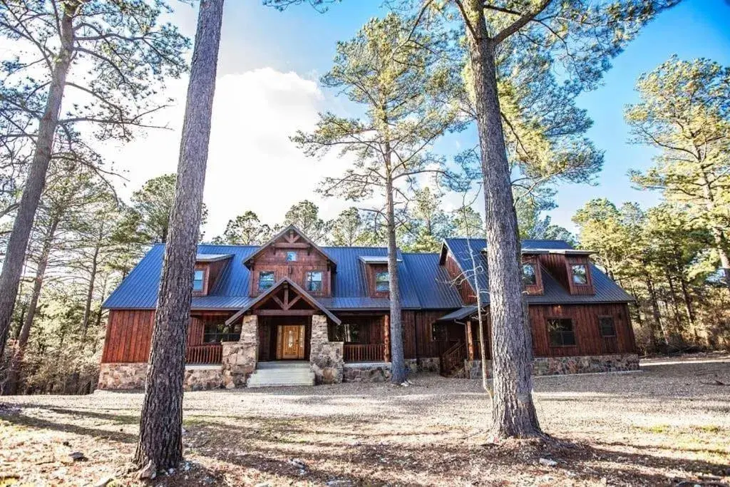 Deluxe Family Room in Stone Mountain Lodge 5000sqft 6 Bed Game Room Pool Table Hot Tub Deluxe Family Room in Stone Mountain Lodge 5000sqft 6 Bed Game Room Pool Table Hot Tub