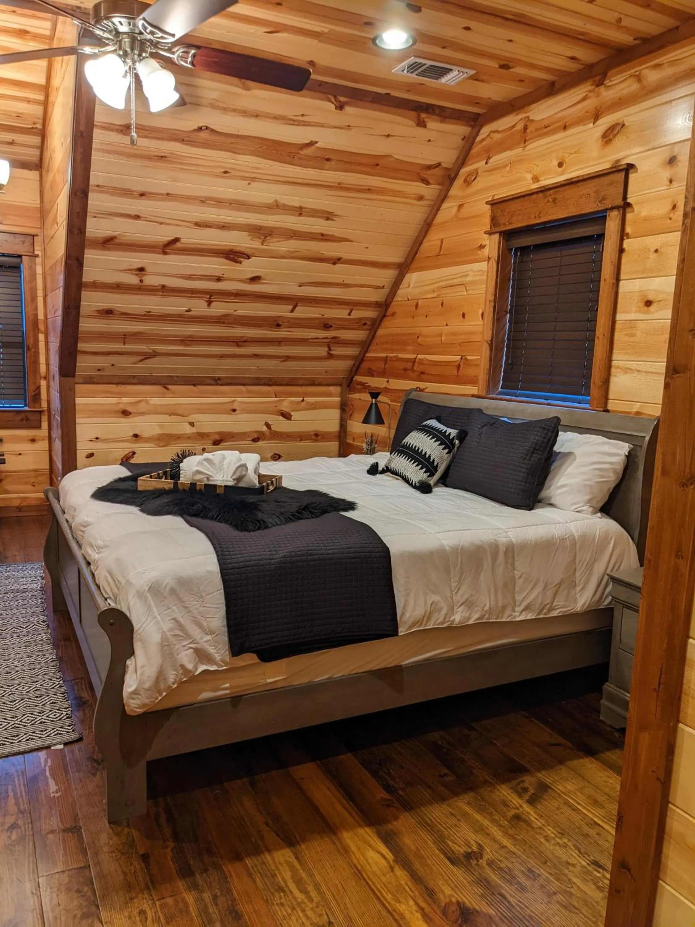 Bed in Stone Mountain Lodge 5000sqft 6 Bed Game Room Pool Table Hot Tub