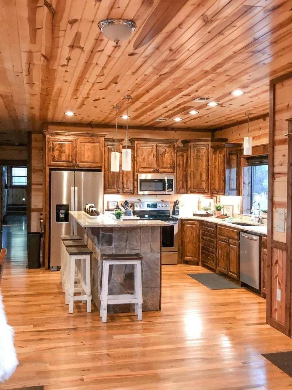 Kitchen or kitchenette in Stone Mountain Lodge 5000sqft 6 Bed Game Room Pool Table Hot Tub