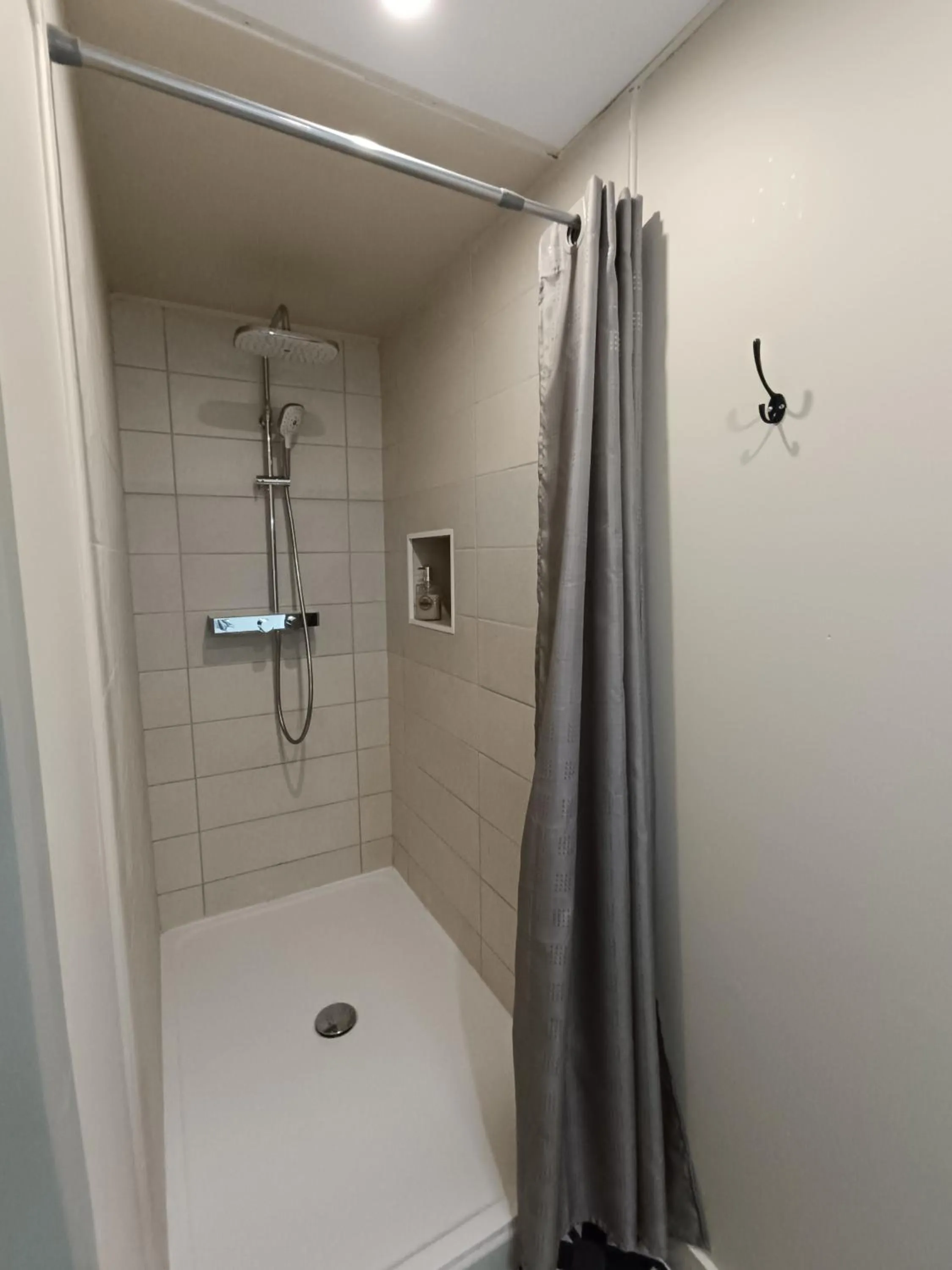 Shower in Gîte d'étape et de groupe du Clos Saint Roch