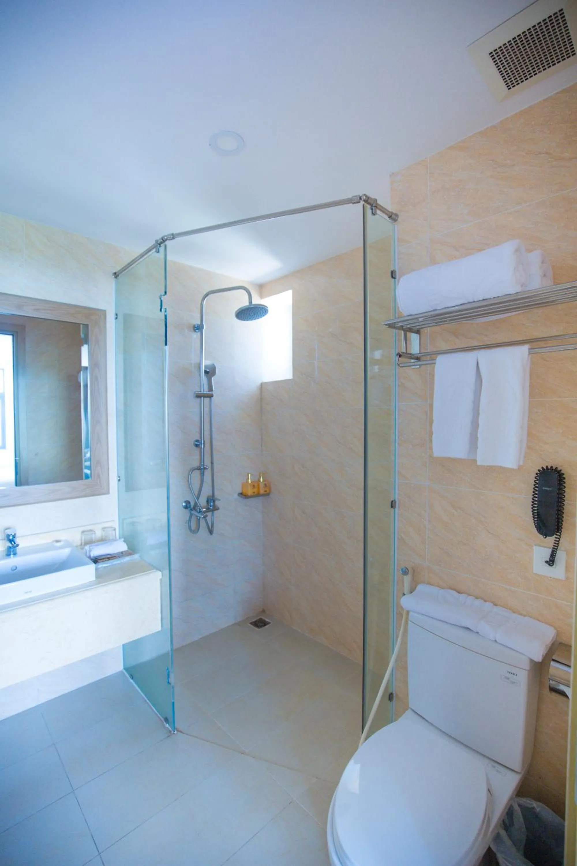 Shower in Lavencos Hotel Da Nang