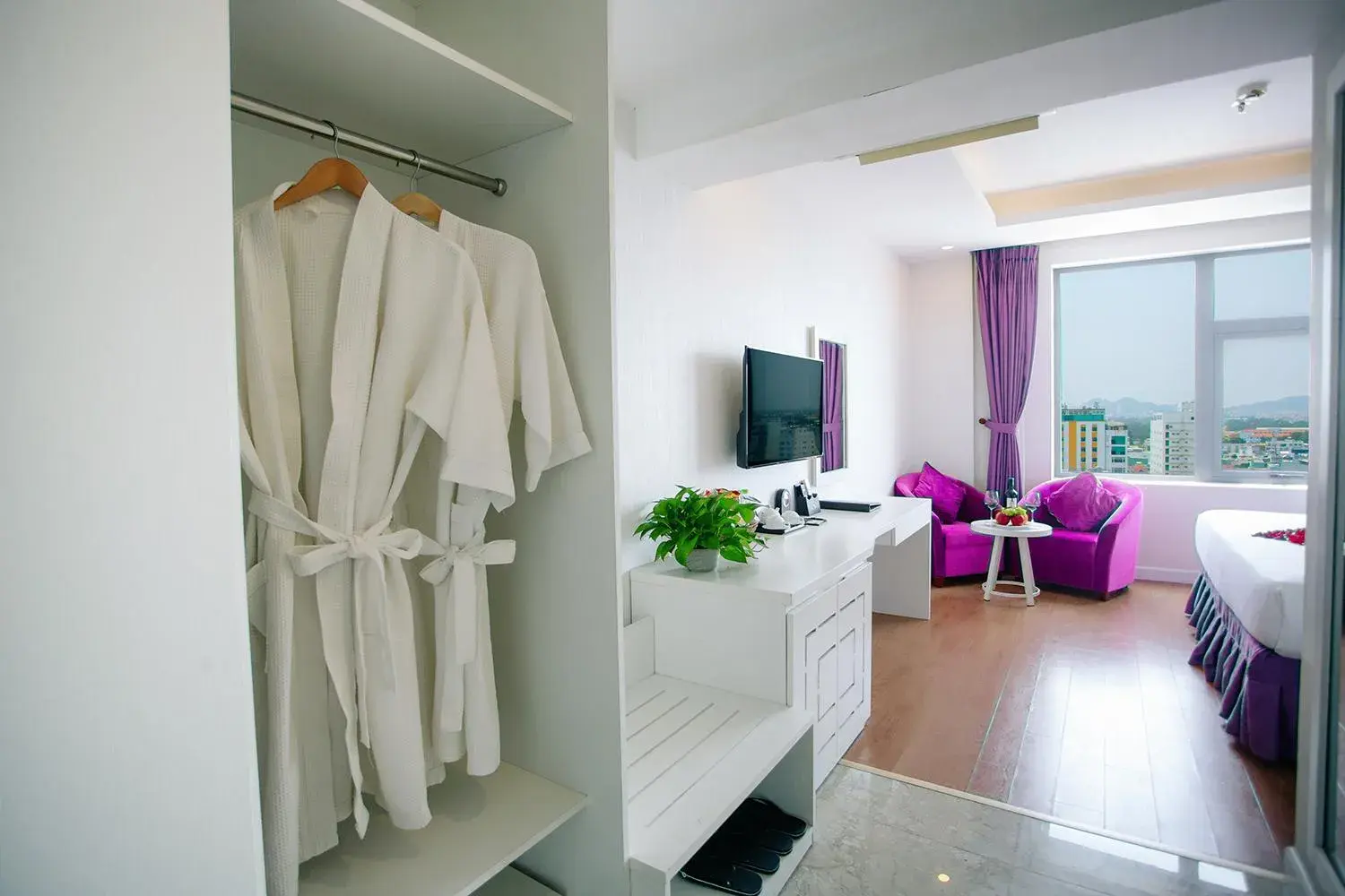 Deluxe Double Room with Bath in Lavencos Hotel Da Nang Deluxe Double Room with Bath in Lavencos Hotel Da Nang