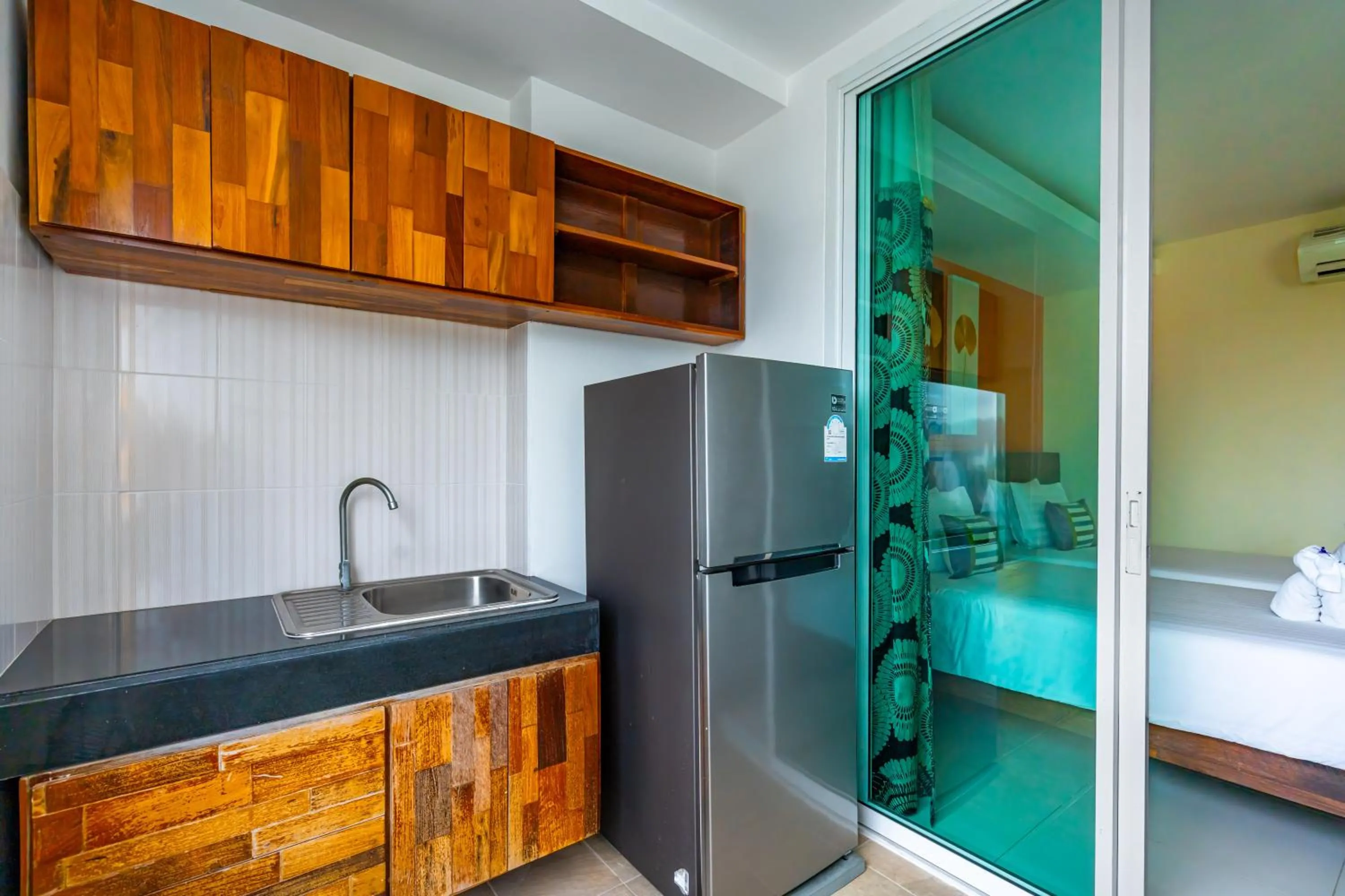 Kitchen or kitchenette, Bed in The Cheetar Hotel